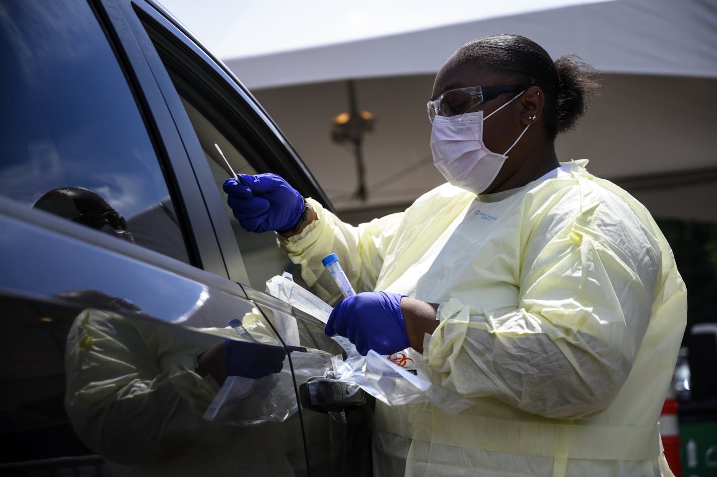 Shenetta Blanchard, a nursing assistant with North Memorial, administered a COVID-19 test Wednesday behind the North Memorial Health Specialty Center in Robbinsdale. ] aaron.lavinsky@startribune.com Healthcare workers tested drive-up and walk-up patients for COVID-19 behind the North Memorial Health Specialty Center on Wednesday, July 29, 2020 in Robbinsdale, Minn.