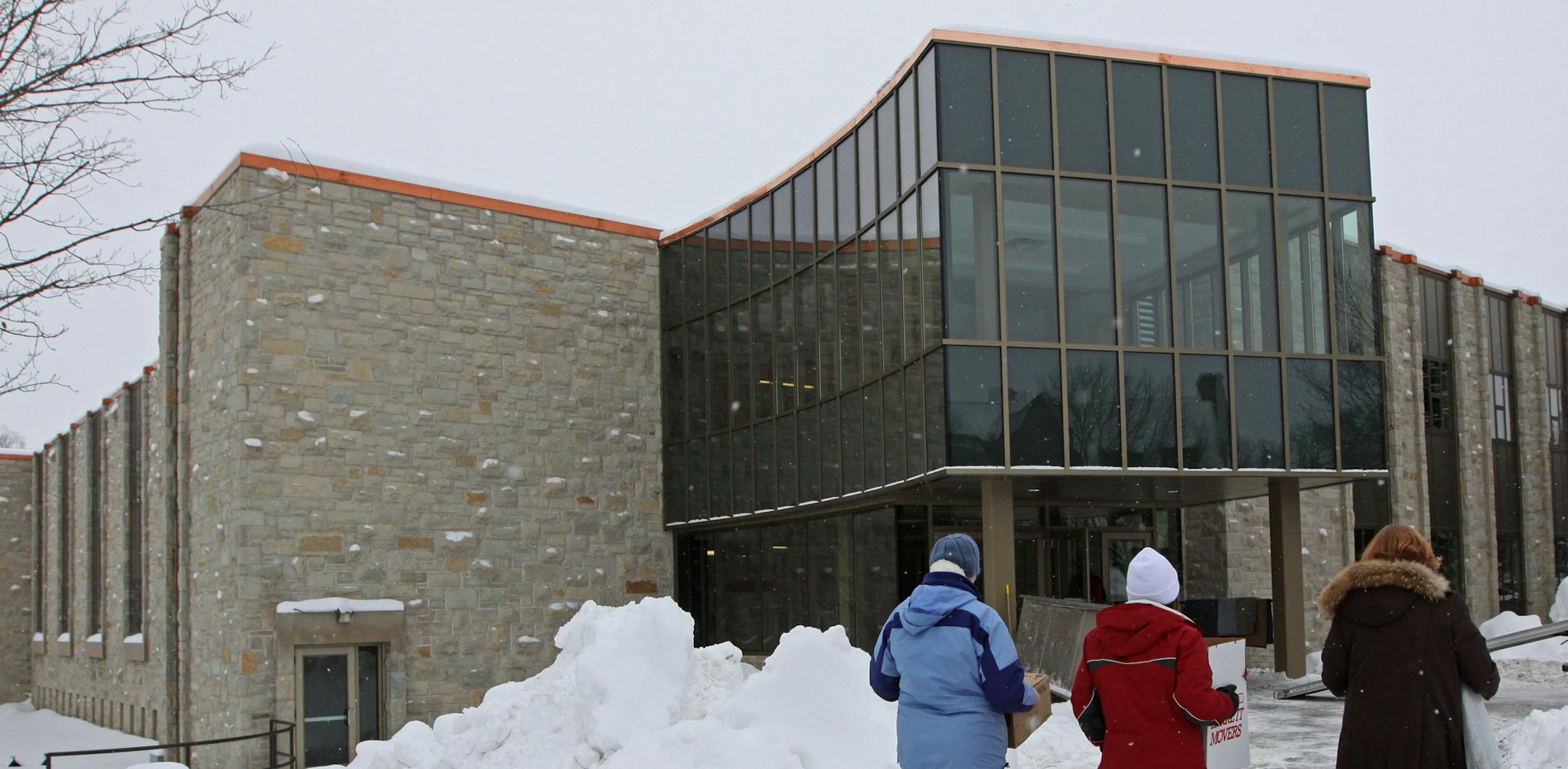 BRUCE BISPING ‚Ä¢ bbisping@startribune.com Northfield, MN., Thursday, 12/16/10] Staff moved small boxes into St. Olaf's $22 million Tomson Hall.
