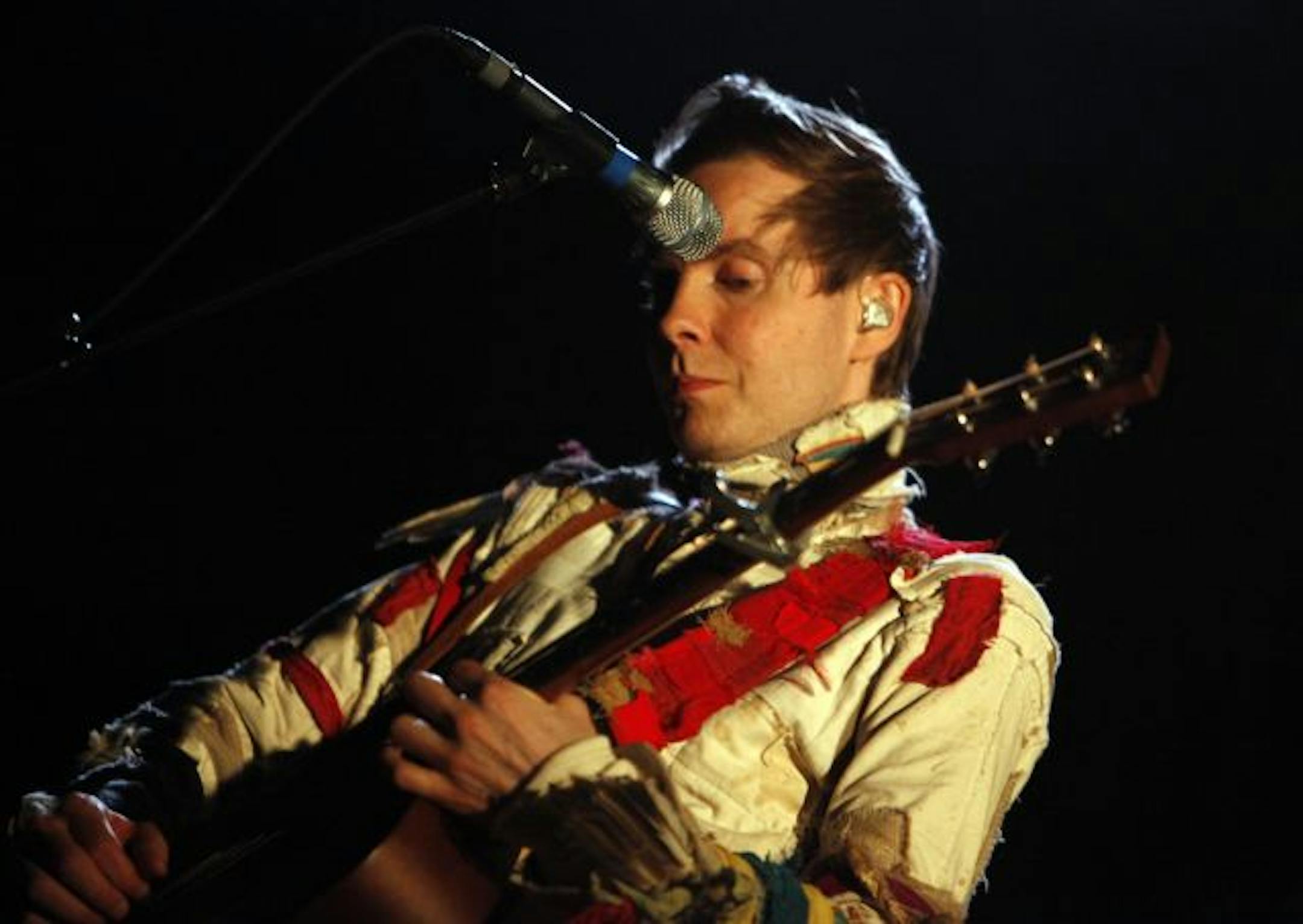 Icelandic guitarist and vocalist Jónsi was a burst of song and color at the Pantages Theatre in Minneapolis.