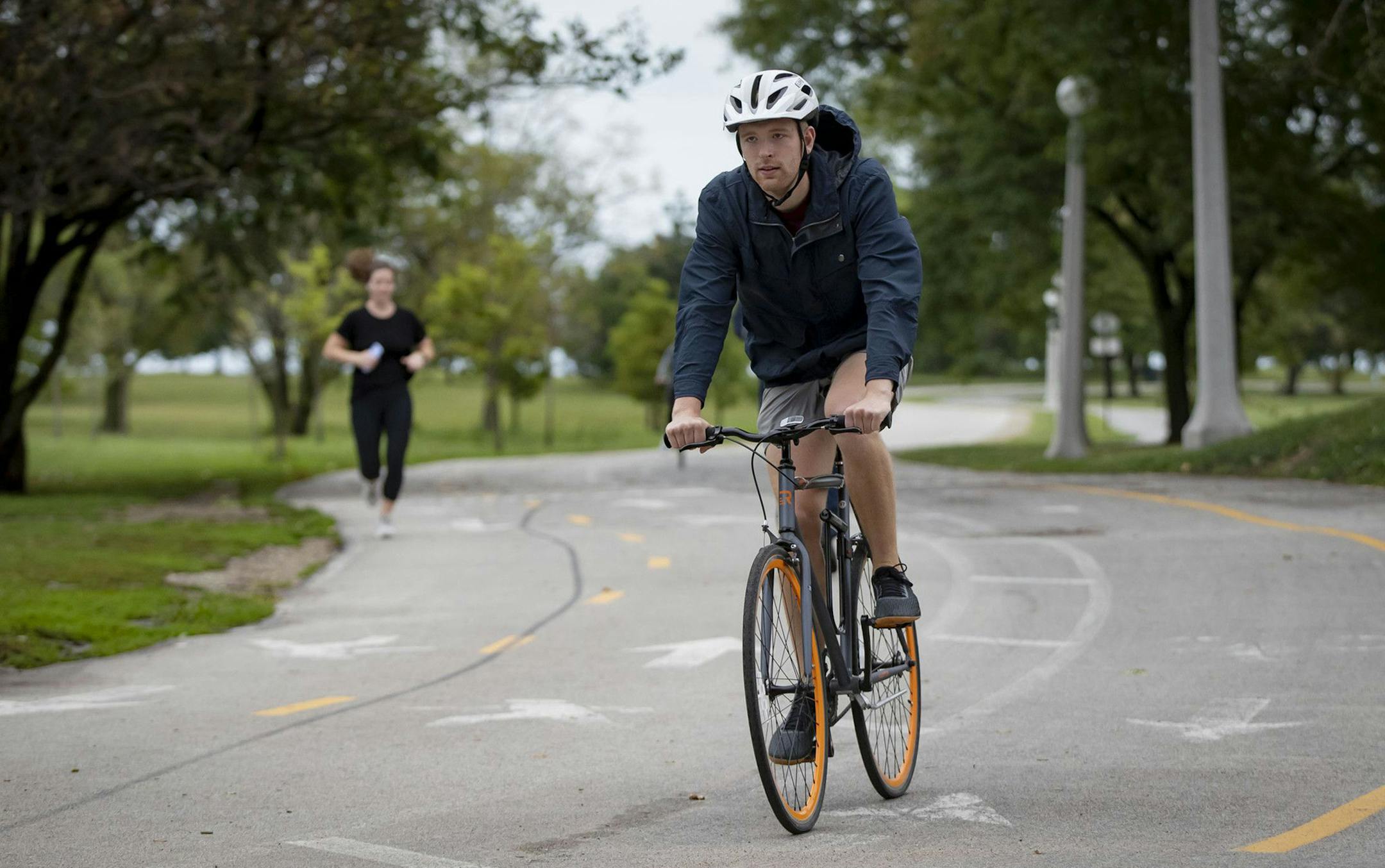 Ben Meeder rides his new bike Sept. 9, 2020, on the Lakefront Trail in Chicago. His employer, software company ServiceNow, paid for the bike. (Brian Cassella/Chicago Tribune/TNS) ORG XMIT: 1766377