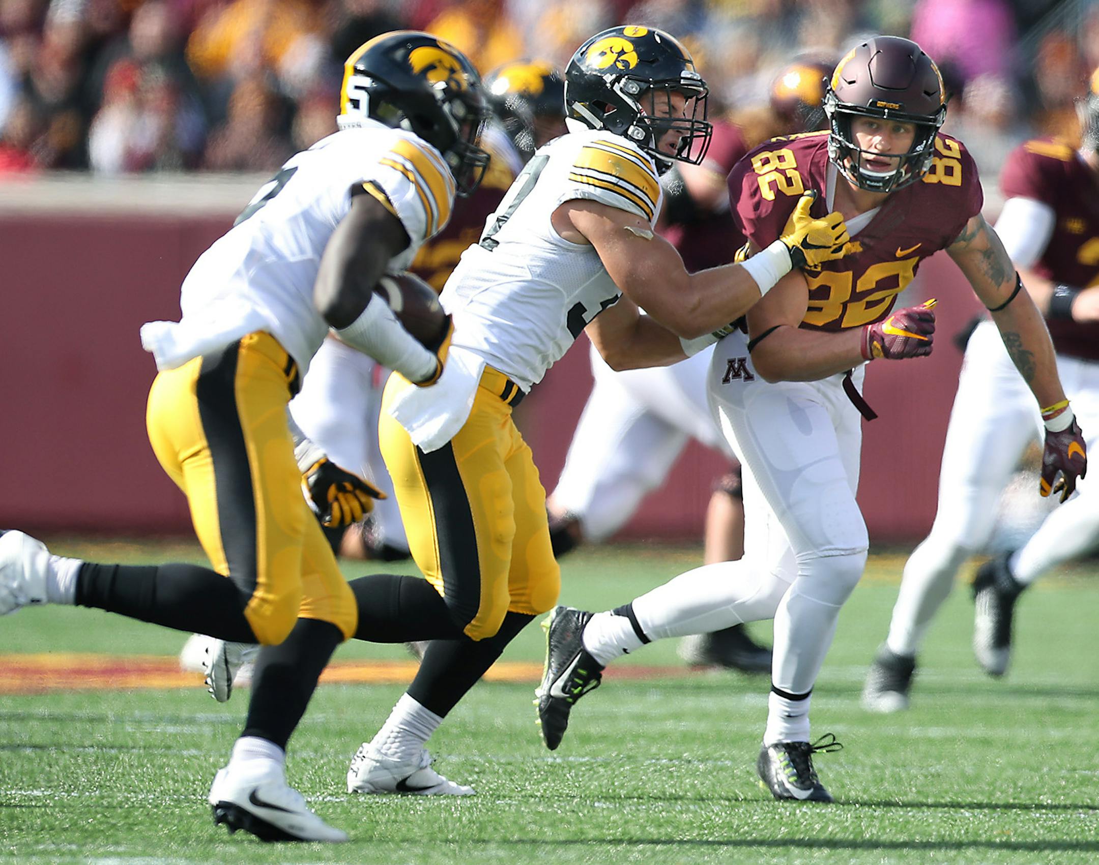 Minnesota's wide receiver Drew Wolitarsky looked to tackle Iowa's defensive back Manny Rugamba after he intercepted the ball during the second quarter as Minnesota took on Iowa at TCF Bank Stadium, Saturday, October 8, 2016 in Minneapolis, MN. ] (ELIZABETH FLORES/STAR TRIBUNE) ELIZABETH FLORES &#x2022; eflores@startribune.com