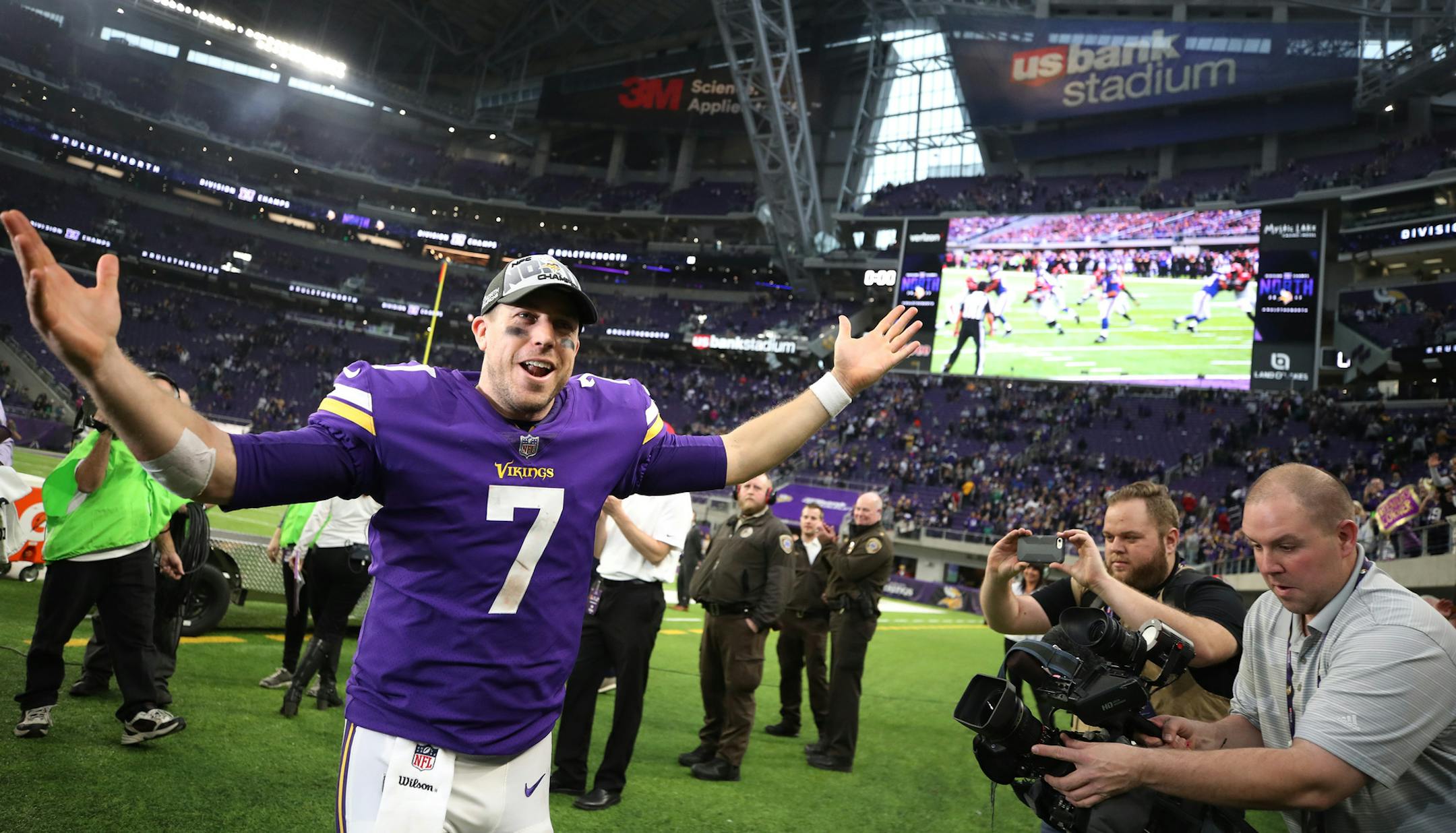Minnesota Vikings quarterback Case Keenum (7) celebrated the Vikings clinching of the NFC North after beating Cincinnati 34-7 at U.S.Bank Stadium Sunday December 17, 2017 in Minneapolis, MN.] JERRY HOLT &#xef; jerry.holt@startribune.com