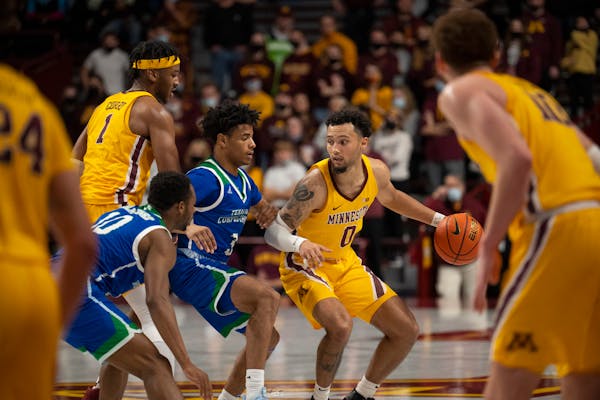 Minnesota Gophers guard Payton Willis (0) set up a play in the second half while being defended by Texas A&M-CC Islanders guard Tyrese Nickelson (3) T