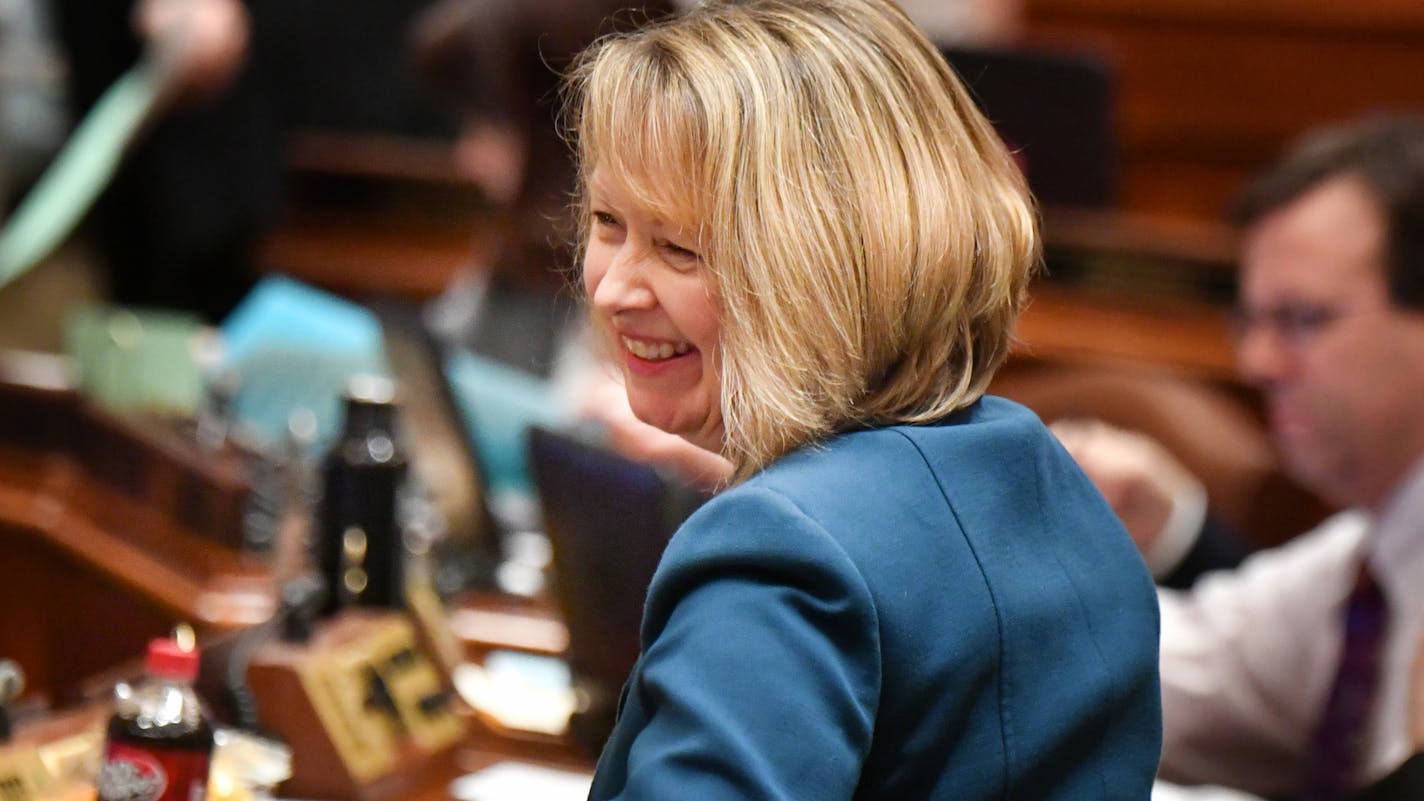 Rep. Jenifer Loon, R-Eden Prairie got a congratulatory handshake from Rep. Leon Lillie, DFL-North St. Paul after the House passed the final version of the Sunday liquor sales bill, allowing stores to stay open 11-6 on Sunday by a 88-39 vote. ] GLEN STUBBE &#xef; glen.stubbe@startribune.com Thursday, March 2, 2017