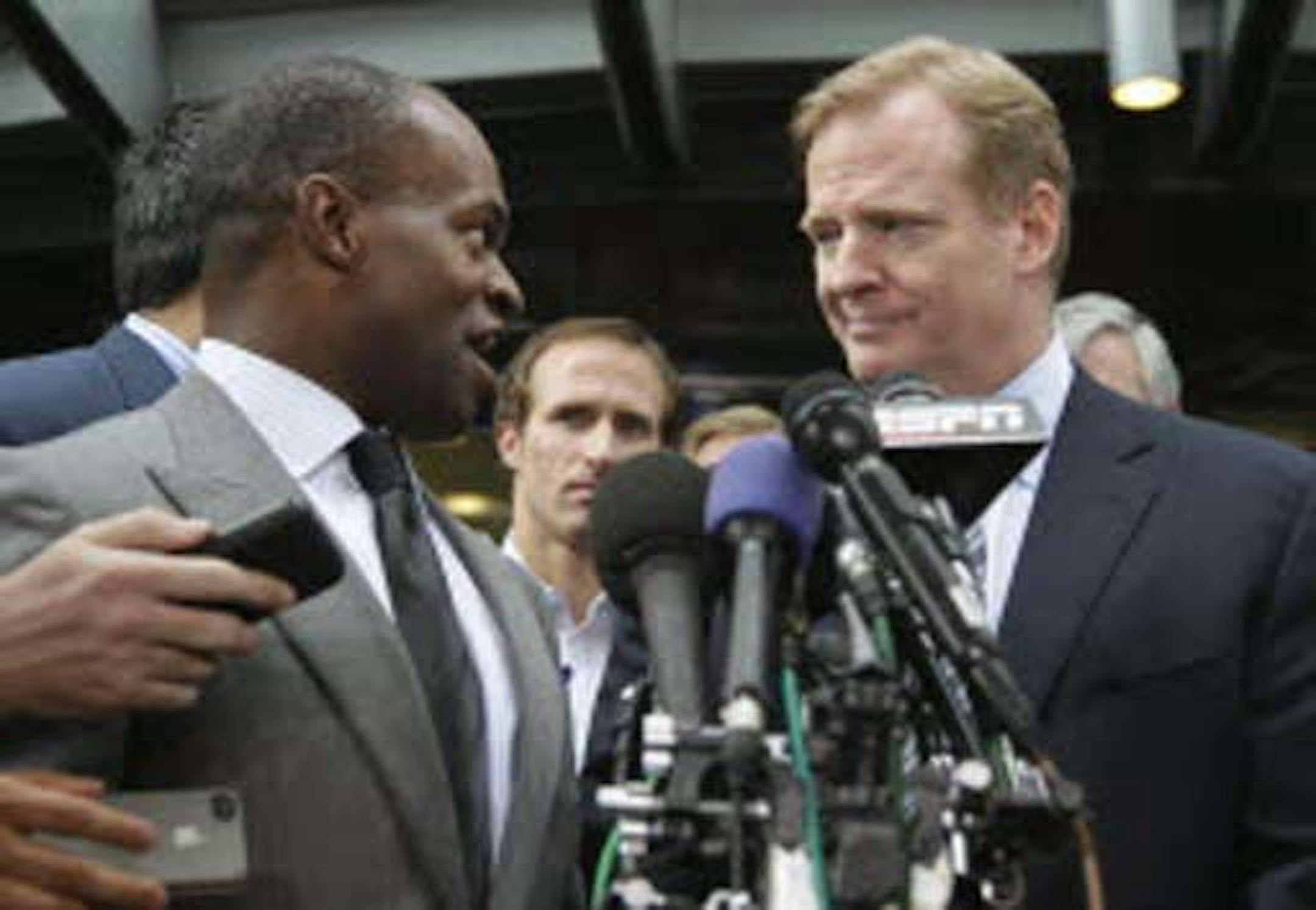 NFLPA Executive Director DeMaurice Smith, left, and NFL Commissioner Roger Goodell