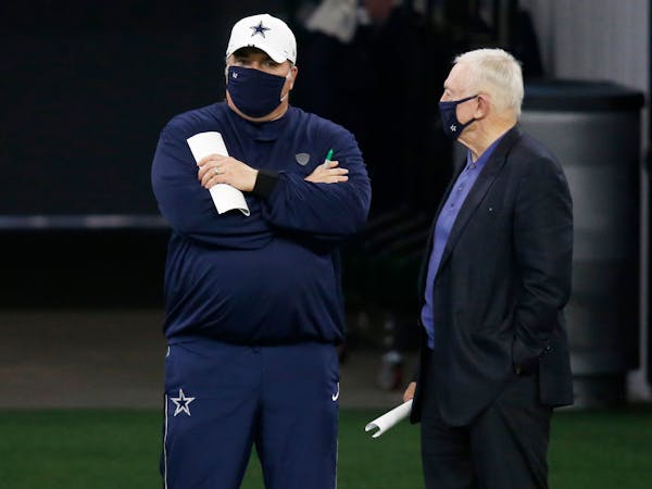 Dallas Cowboys head coach Mike McCarthy talks to Dallas Cowboys owner and general manager Jerry Jones in 2020.