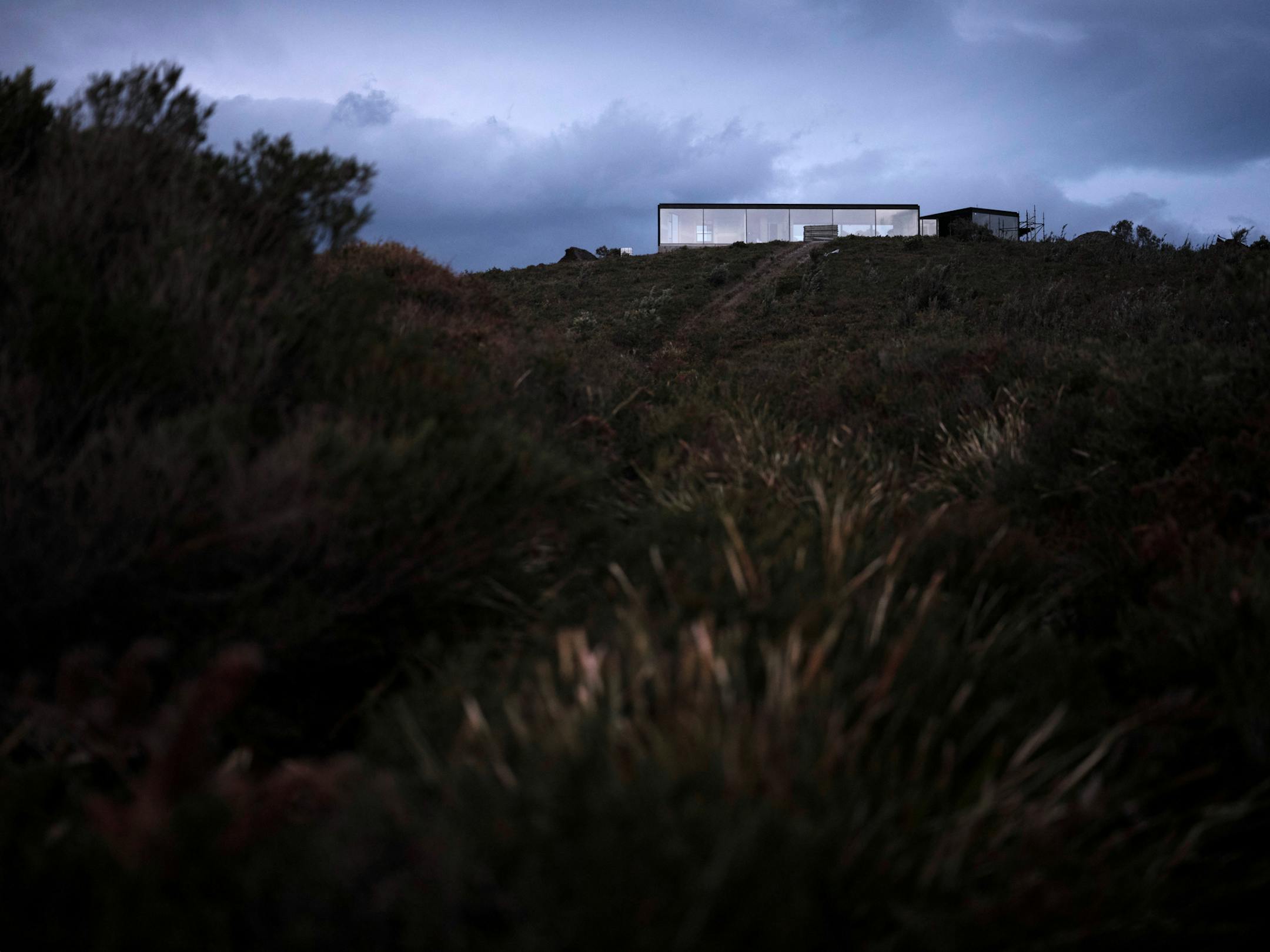 Apex Point House, which architect Ian Weir designed with steel cladding to keep out stray embers, in White Beach, Australia, Feb. 27, 2020. As the country rebuilds after its devastating wildfires, Weir is leading a push to integrate houses with the land rather than mass clearance of vegetation. (Alana Holmberg/The New York Times)