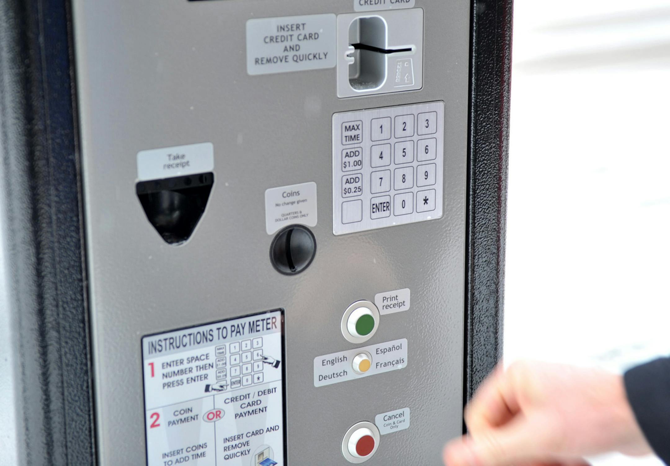 GLEN STUBBE ¬• gstubbe@startribune.com -- Monday, November 30, 2010 -- Minneapolis, Minn. -- ] Mayor Rybak demonstrated one of Minneapolis' new Wi-fi parking meters which takes credit and debit cards and uses Wi-fi to authenticate them. ORG XMIT: MIN2013020516100343