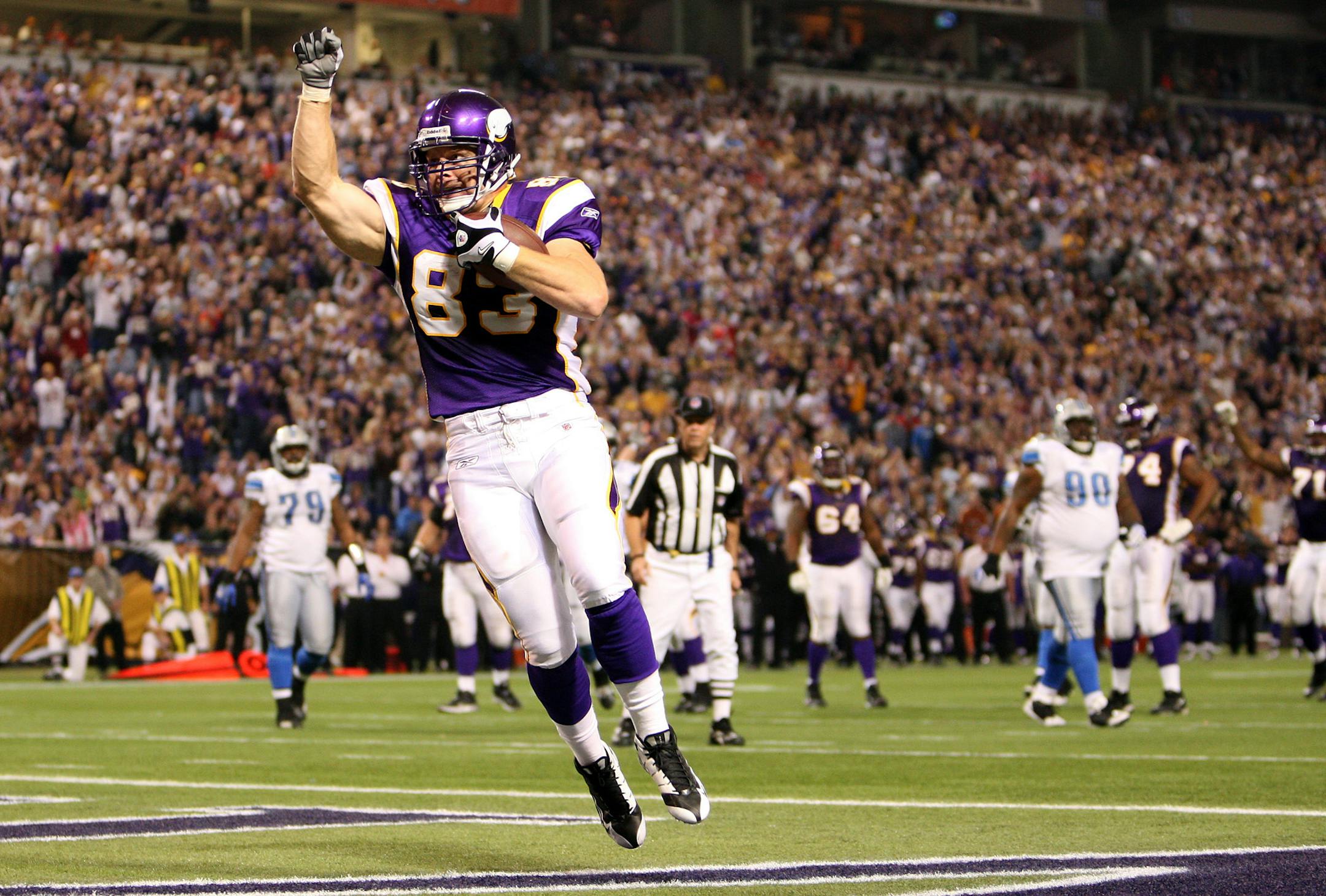 Minnesota tight end Jeff Dugan (83) celebrated after catching a touchdown pass.