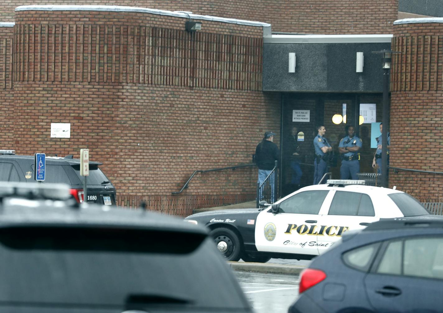 St. Paul Police officers stood out front of The St. Paul Jewish Community Center after it was evacuated after receiving a bomb threat Monday February 20, 2017 in St.Paul, MN.] JERRY HOLT &#xef; jerry.holt@startribune.com