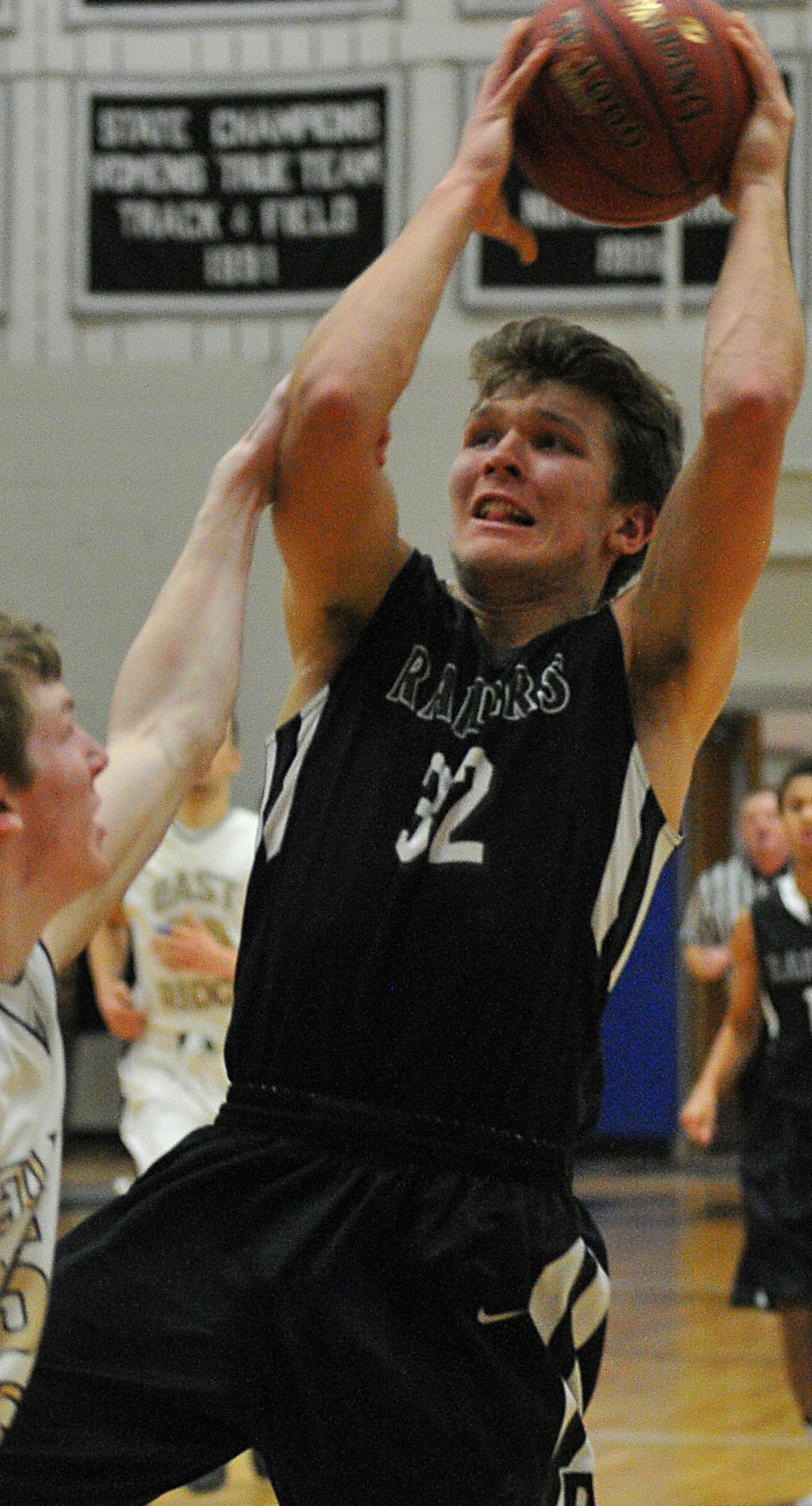 Roseville's Jesper Horstad (32) vs. East Ridge in Feb. 10, 2015 game.