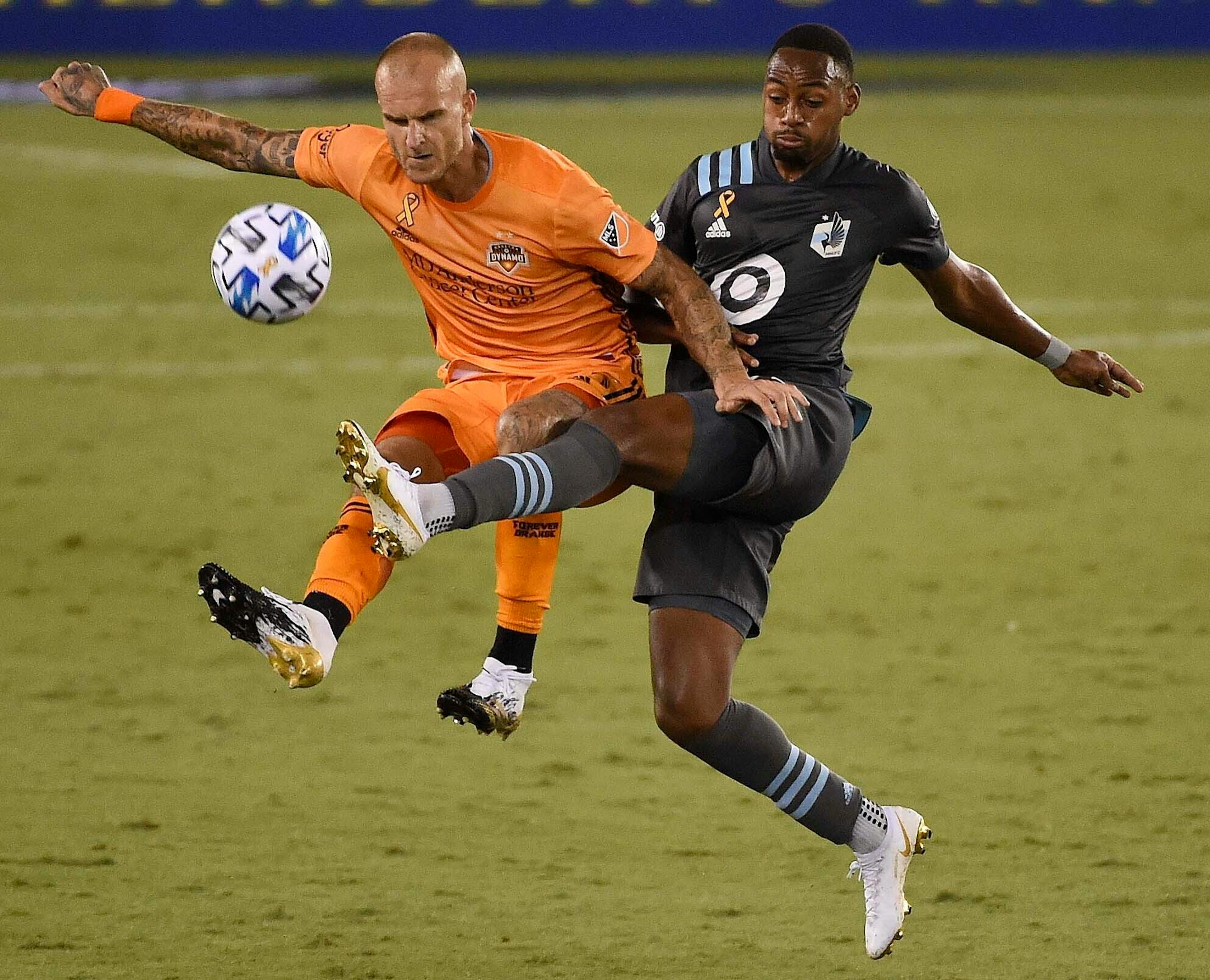 Houston Dynamo defender Aljaz Struna, left, and Minnesota United forward Mason Toye fight for possession during the second half