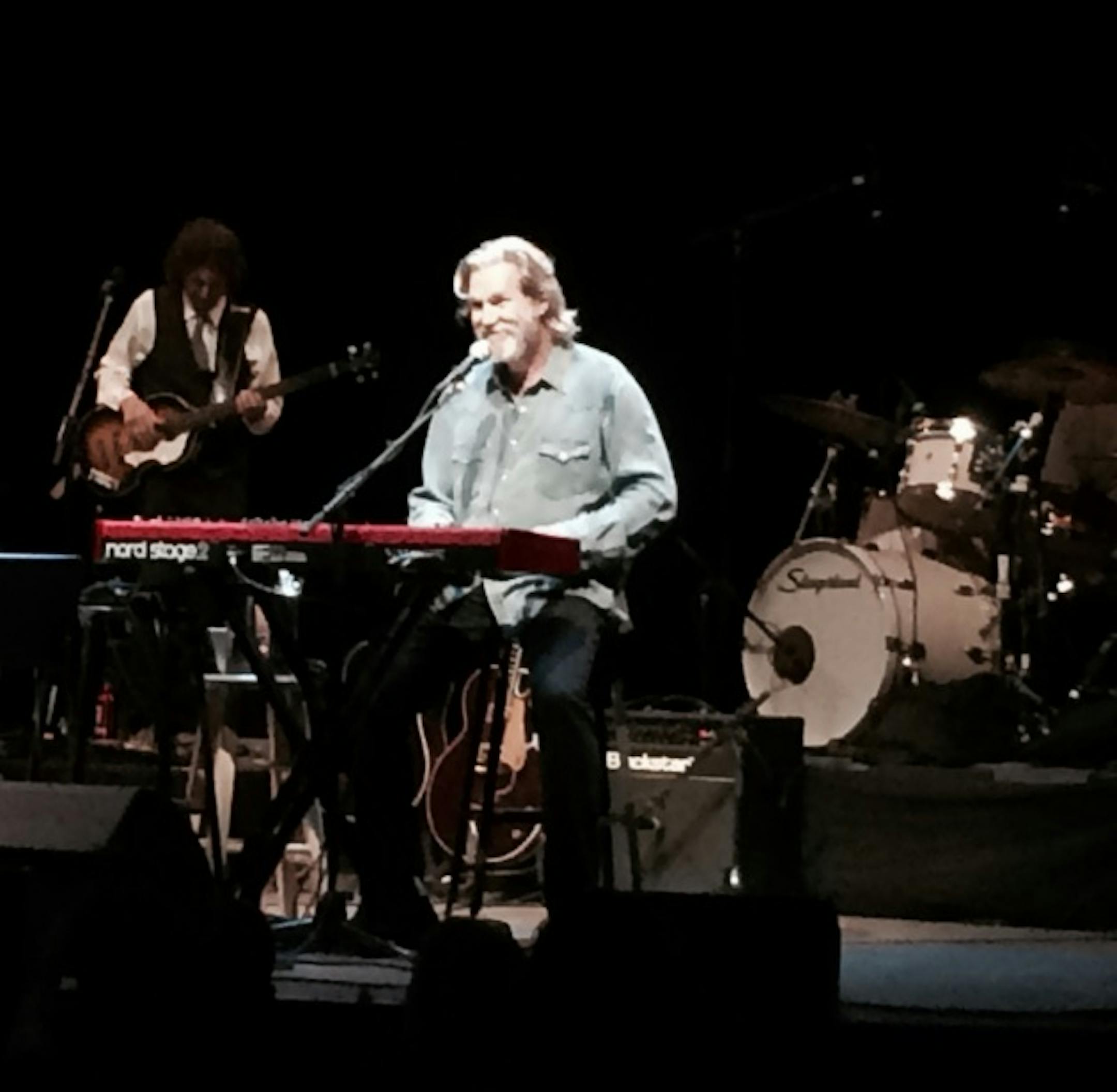 Jeff Bridges plays Tom Waits' "Never Let Go"