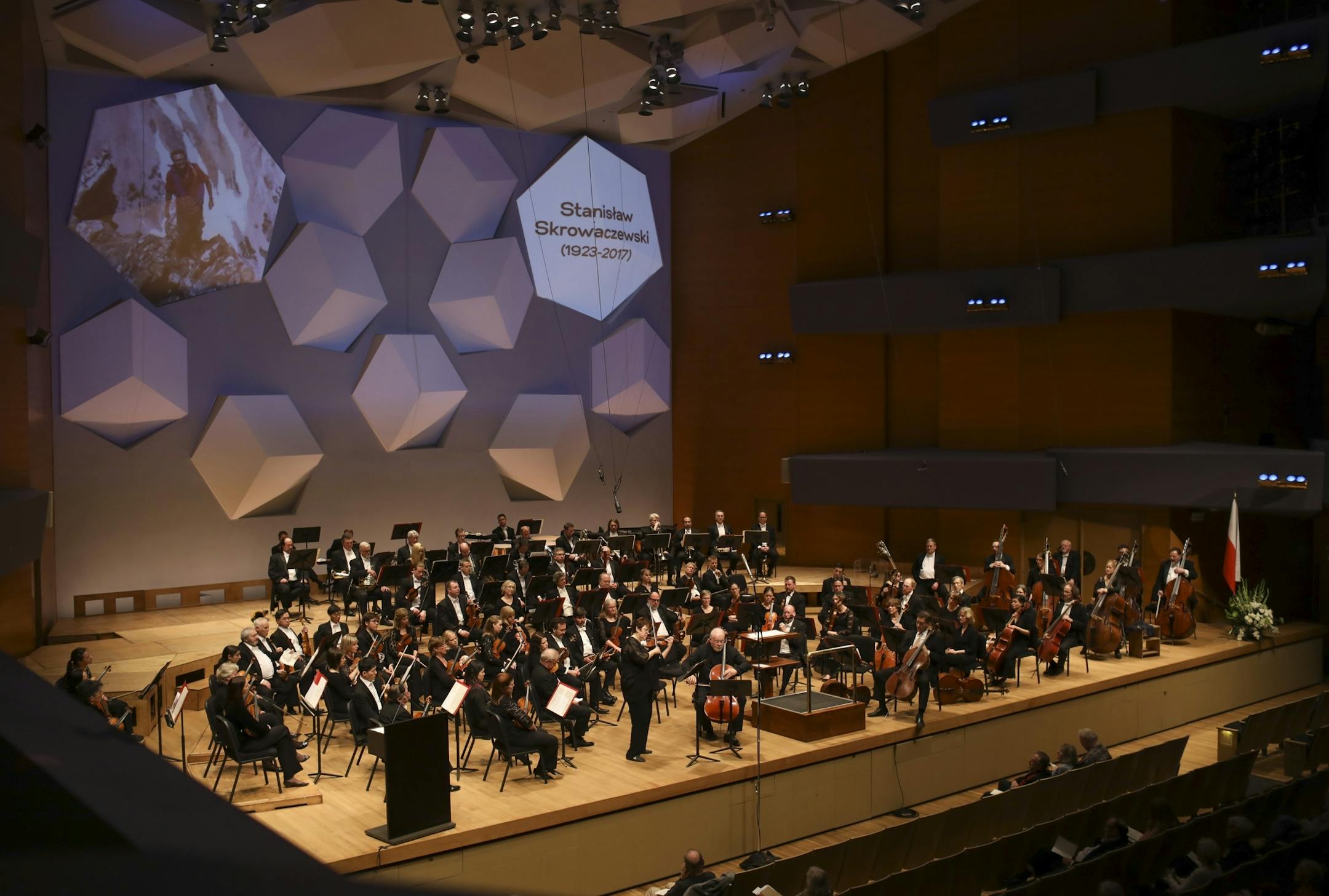 Former Minnesota Orchestra Concertmaster Jorja Fleezanis and cellist Lynn Harrell performed "Lent" from Sonata for Violin and Cello by Maurice Ravel during the service. Harrell helped Skrowaczewski open Orchestra Hall and was the first soloist to perform with the orchestra there in 1974.