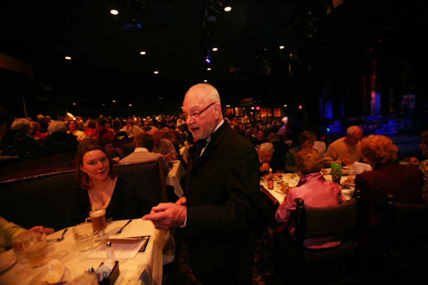 RENEE JONES SCHNEIDER � reneejones@startirbune.com
Chanhassen, MN - 4/24/08 - Greeter Dick Stanley went table to table speaking to guests as they ate at the Chanhassen Dinner Theatres recently.