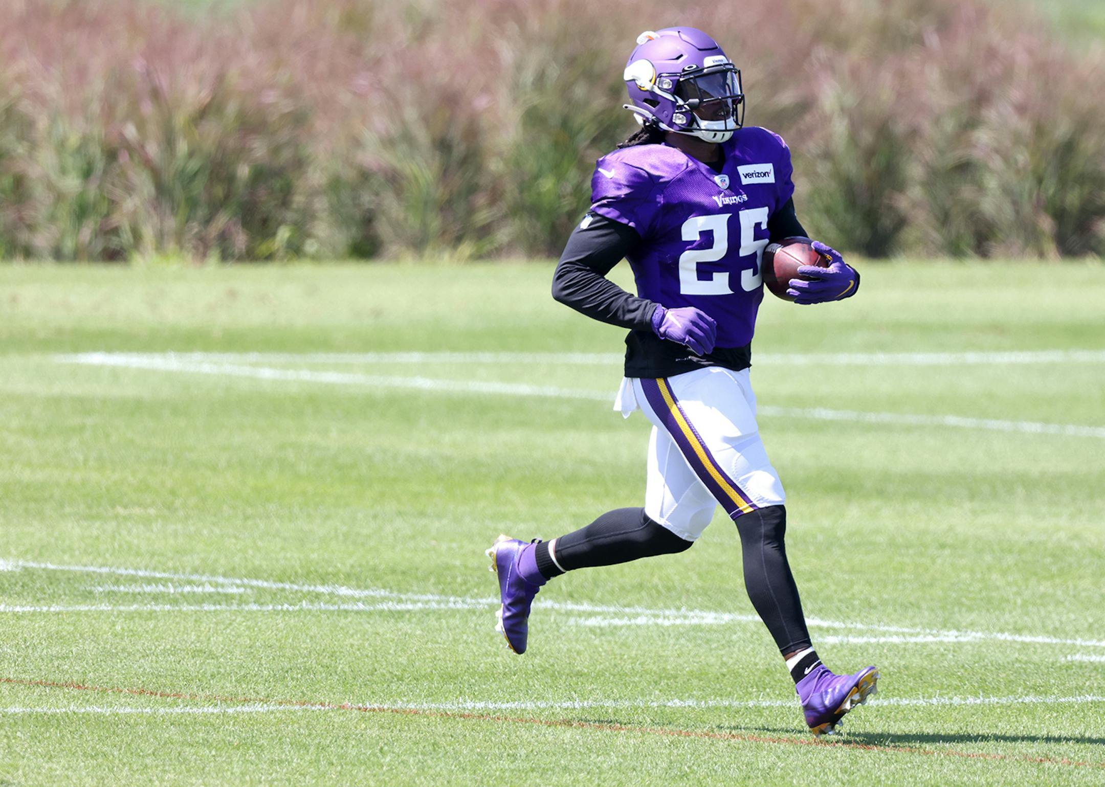 Minnesota Vikings running back Alexander Mattison (25).