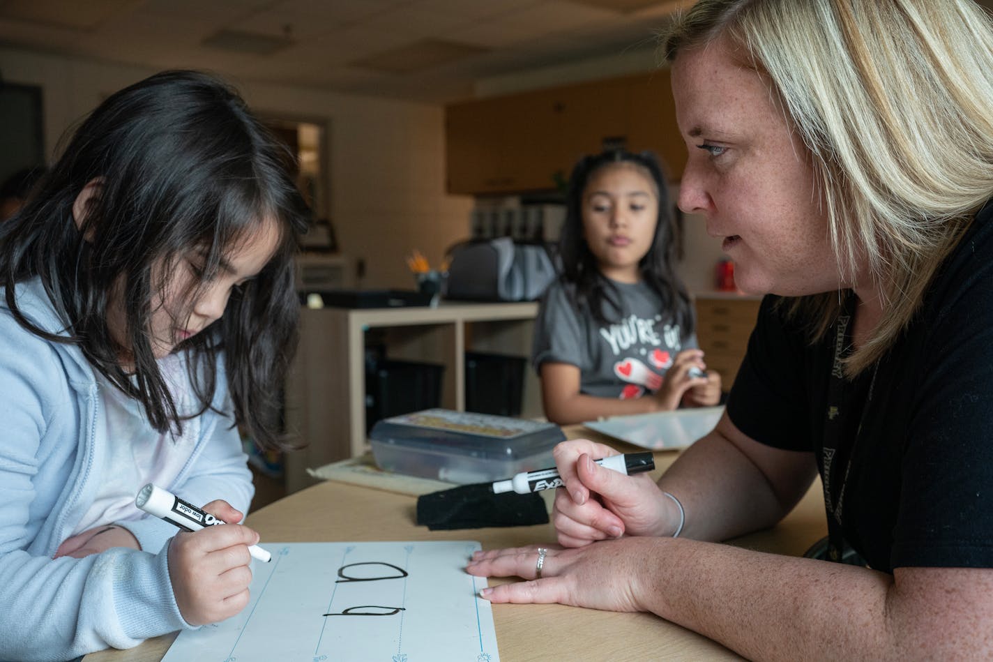 Brit Breitbach, teaching reading to her kindergartners Amara Padilla, left and Sofia Carcamo ,at Stevenson Elementary in Fridley. She is first district administrators to be trained in the LETRS program, she taught her students Monday November 20,2023 in, Fridley, Minn. ] JERRY HOLT • jerry.holt@startribune.com