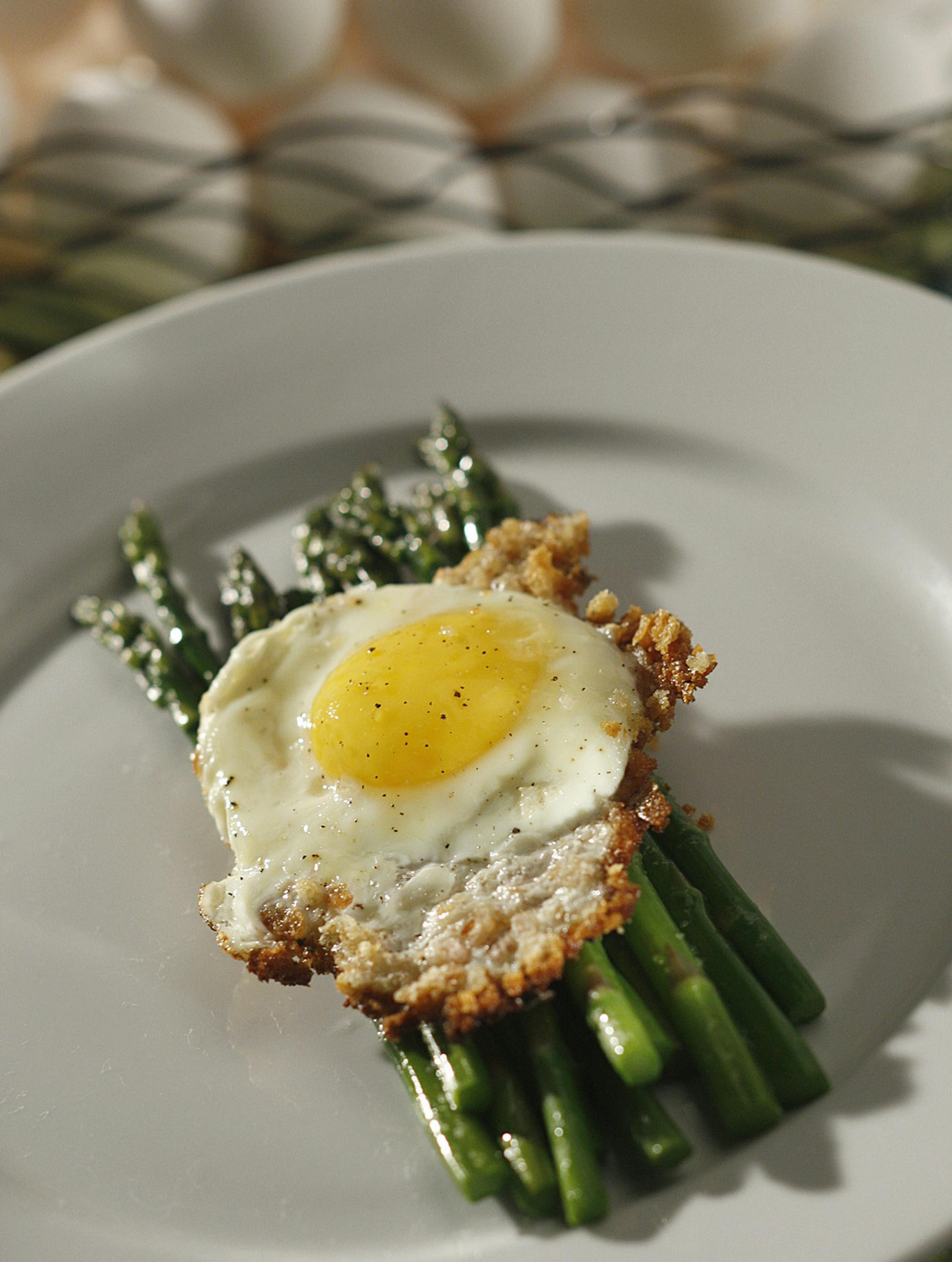 Friedman, Gary ‚Äì‚Äì B581135887Z.1 LOS ANGELES, CALIF ‚Äì MARCH 17, 2011: Asparagus with breadcrumb and fried eggs. (Gary Friedman/Los Angeles Times) ORG XMIT: 1099380
