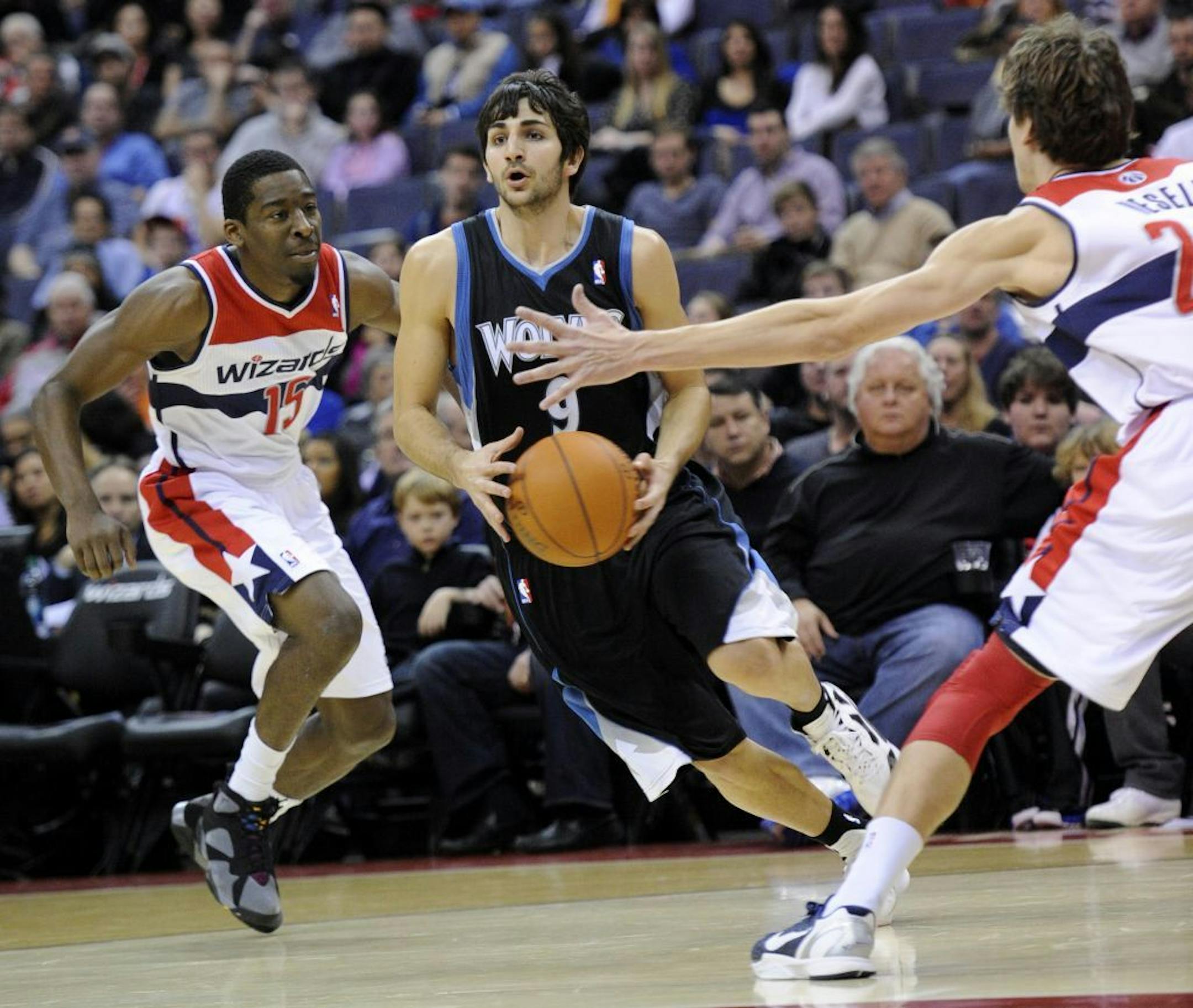 Timberwolves point guard Ricky Rubio, center, drove to the basket during the first half of the game Sunday against the Wizards in Washington.