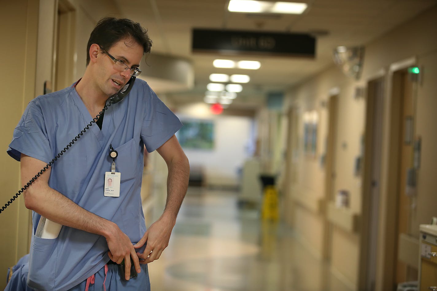 Chief Resident Dr. Dino Terzic, answered a page during rounds Thursday, September 18, 2014 at the U of M Hospital. ] (ELIZABETH FLORES/STAR TRIBUNE) ELIZABETH FLORES &#x2022; eflores@startribune.com