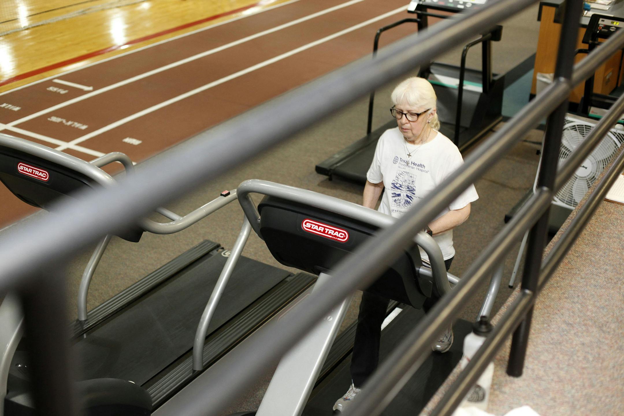 Anita Rager, 77, works out on a treadmill for 50 minutes as part of an exercise study conducted by UT Southwestern and Texas Health Presbyterian at the Cardiovascular Fitness Center at Texas Health Presbyterian Dallas in Dallas, May 7, 2013. The study aims to discover if exercise by older adults helps delay or prevent early stages of dementia. (Sonya Hebert-Schwartz/Dallas Morning News/MCT) ORG XMIT: 1139572