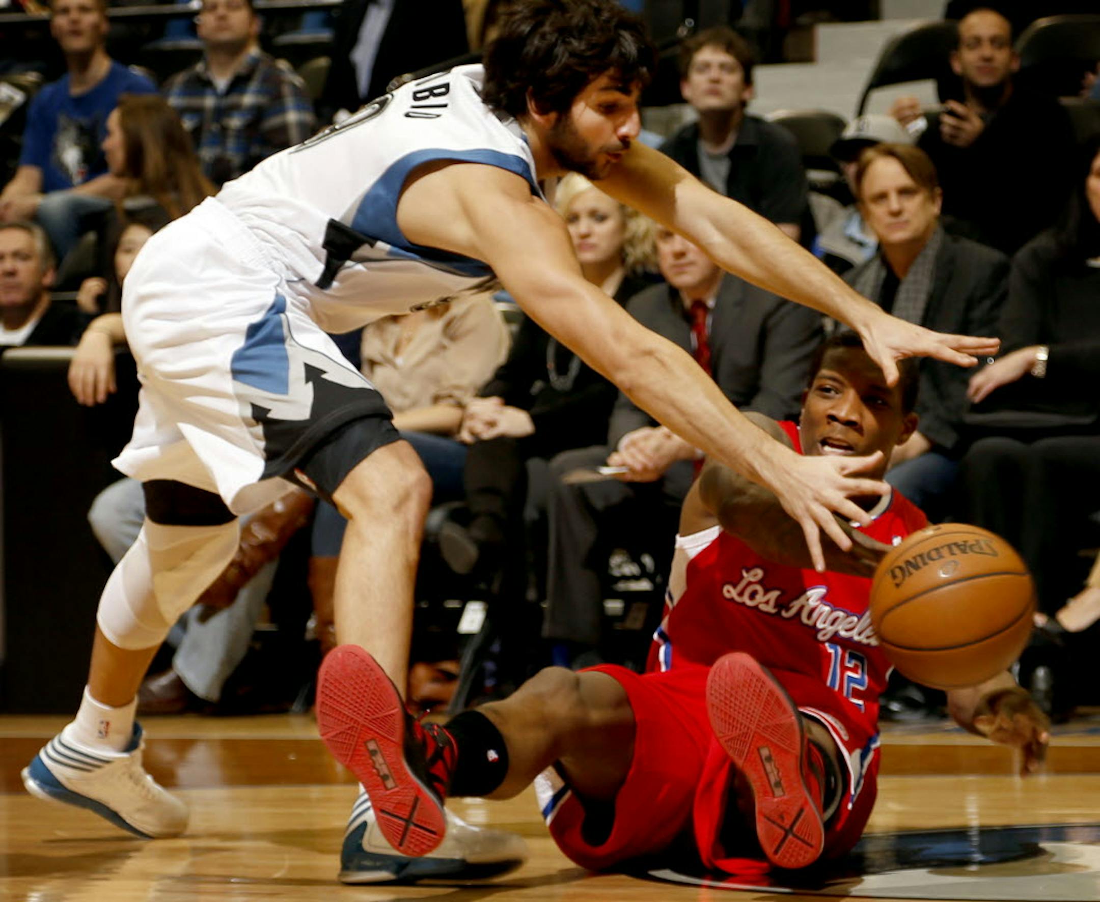 MInnesota's Ricky Rubio (9) and Eric Bledsoe (12) of the Los Angeles Clippers fought for a loose ball.