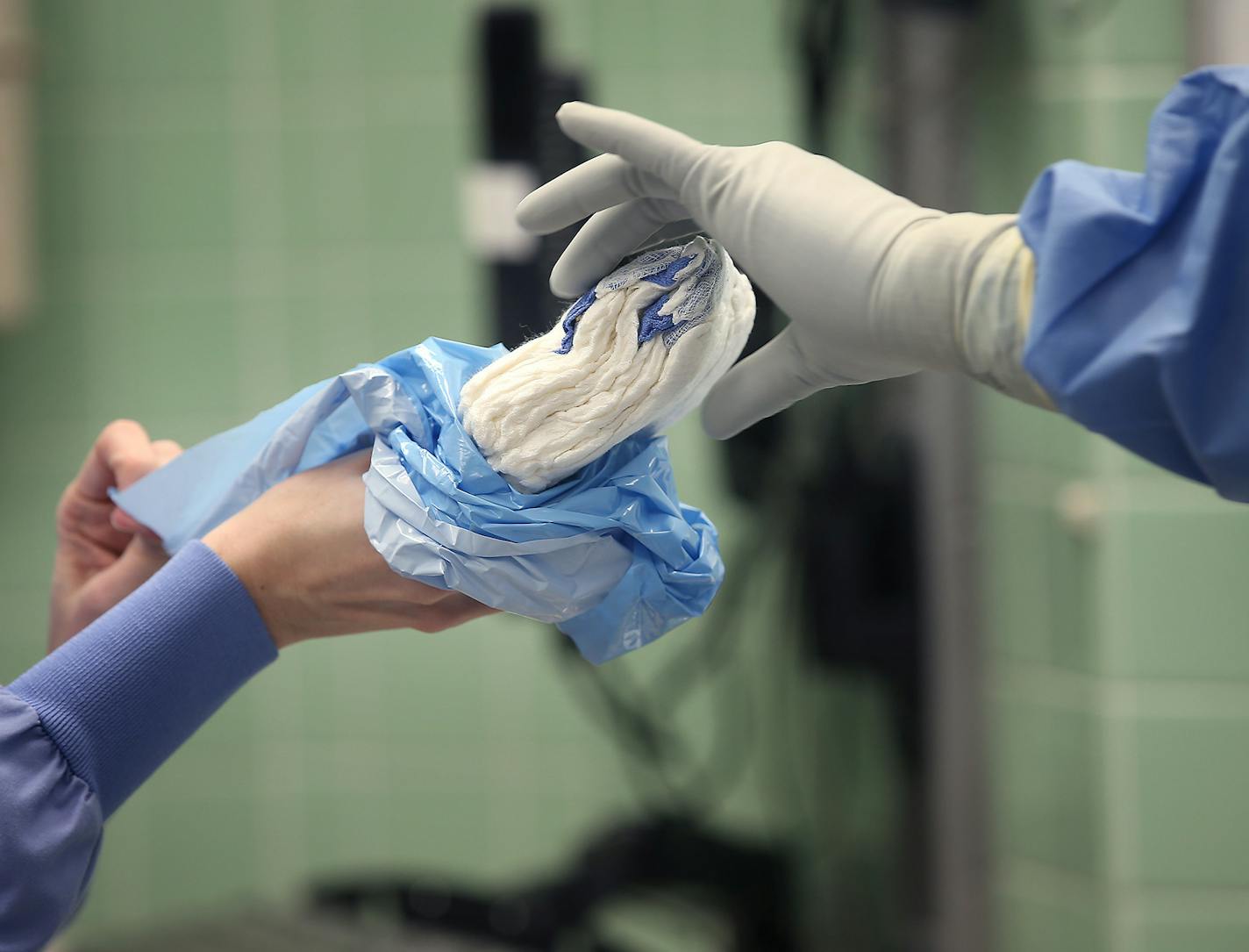 Brenda Hall, circulator of the ER, and Surgical Technician Jesse Alonzo, left, and counted equipment including sponges, to be used in a surgery at the University of Minnesota Medical Center, Wednesday, February 15, 2015 in Minneapolis, MN. ] (ELIZABETH FLORES/STAR TRIBUNE) ELIZABETH FLORES &#x2022; eflores@startribune.com