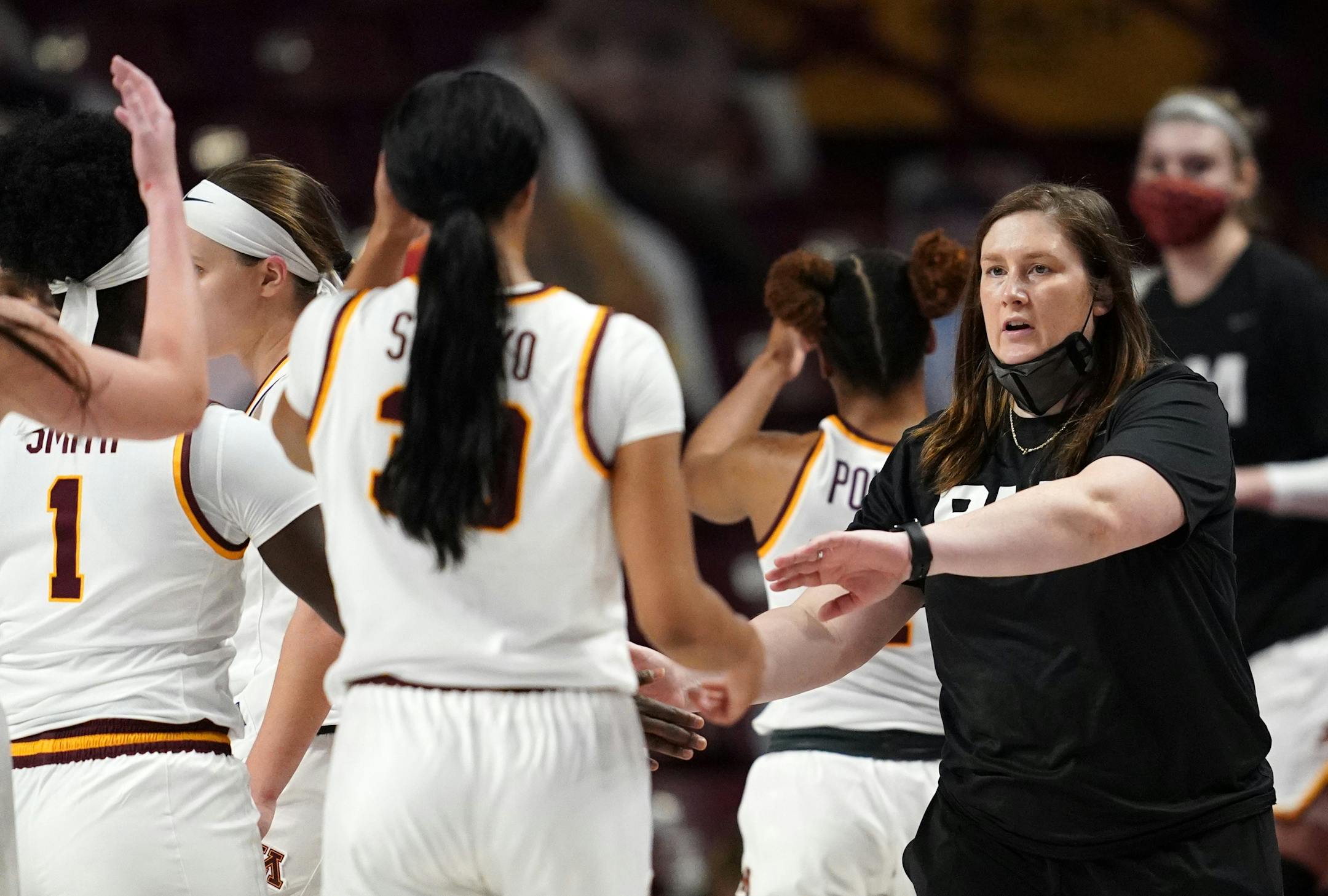 Minnesota Golden Gophers head coach Lindsay Whalen greeted her team after the loss to the Indiana Hoosiers at the end of the fourth quarter. ] ANTHONY SOUFFLE • anthony.souffle@startribune.com