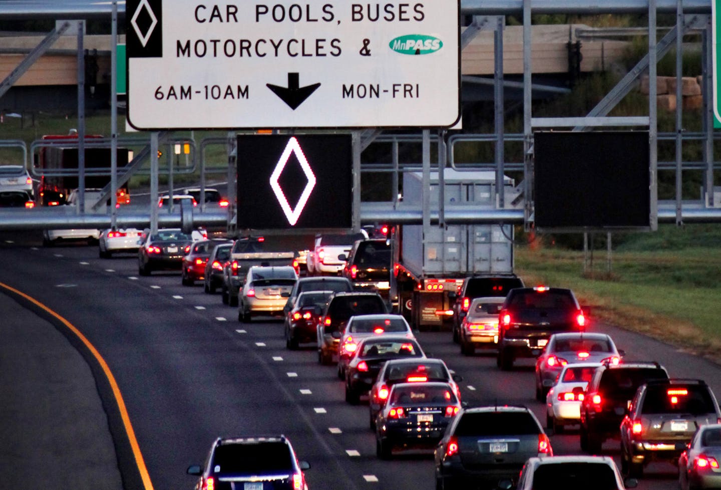 BRIAN PETERSON &#x2022; brianp@startribune.com Burnsville, MN 9/29/2009 ] The new MnPass lanes on Interstate 35W south of I-494 and a new shoulder lane heading into downtown Minneapolis opened at 6 a.m. Wednesday. This view of the northbound lane prior to the Minnesota RIver crossing near Highway 13 in Burnsville. ORG XMIT: MIN2013030816292040