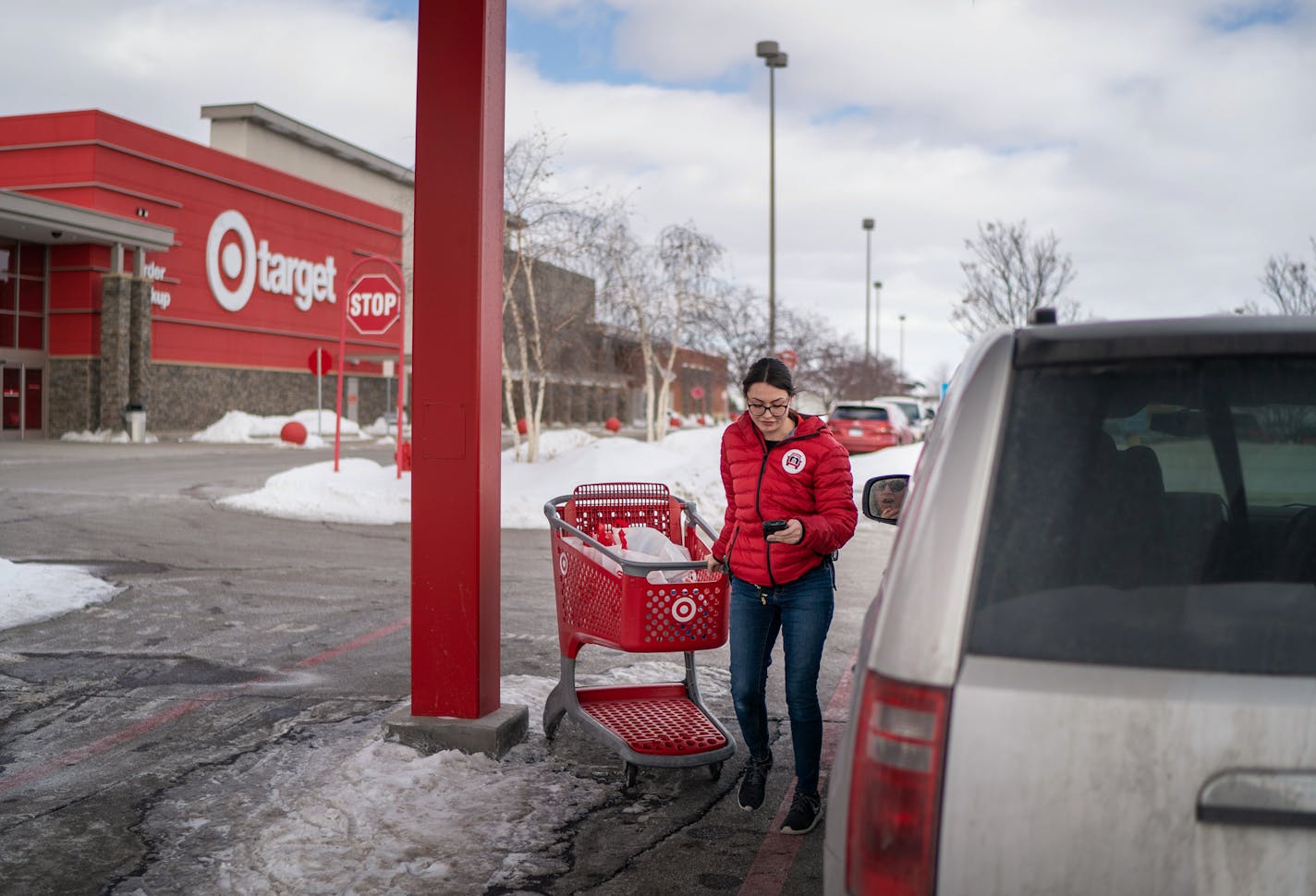 Tara Corrigan brought an order from the Apple Valley Target store to the new drive up outside the store. ] GLEN STUBBE &#x2022; glen.stubbe@startribune.com Tuesday, March 5, 2019 Target Corp. releases fourth-quarter and annual earnings as it meets with investors in NYC.