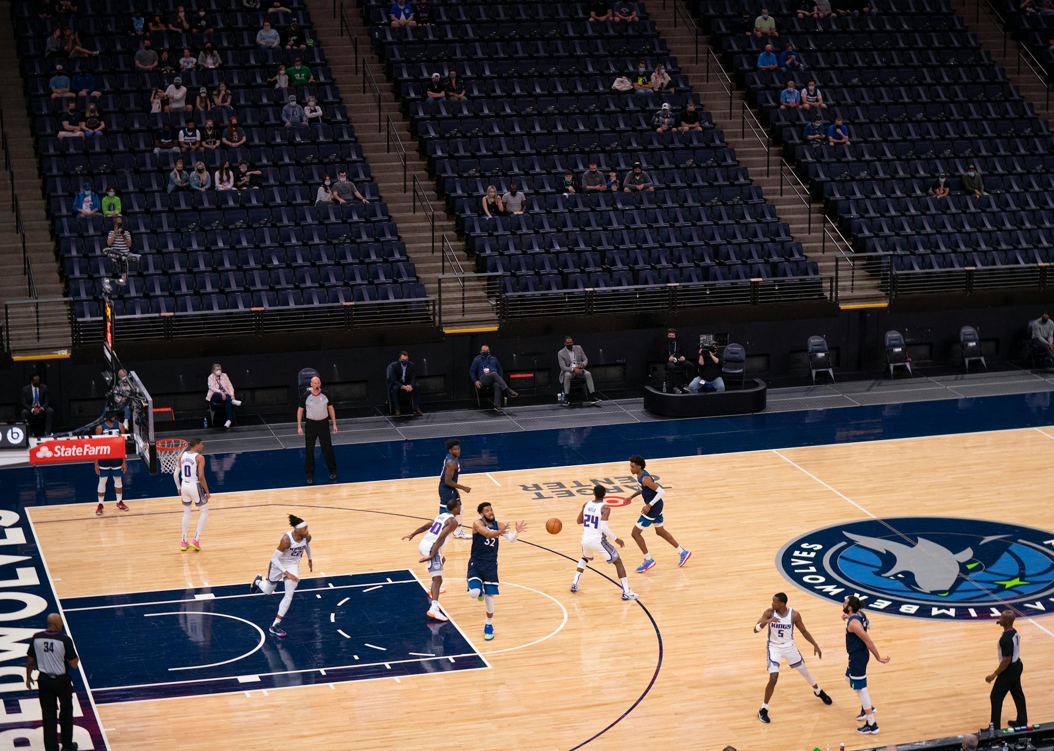 Minnesota Timberwolves center Karl-Anthony Towns (32) took a pass from Minnesota Timberwolves guard Ricky Rubio (9) in the first quarter.