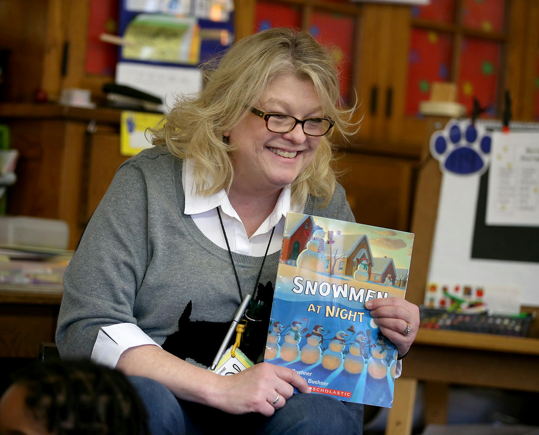 Hiawatha kindergarten teacher Peggy Winchell, introduced her class to the day's read before recess, Friday, December 12, 2014. Winchell has more than 30 years of experience and is one of the most highly valued teachers at Hiawatha. ] (ELIZABETH FLORES/STAR TRIBUNE) ELIZABETH FLORES &#x2022; eflores@startribune.com