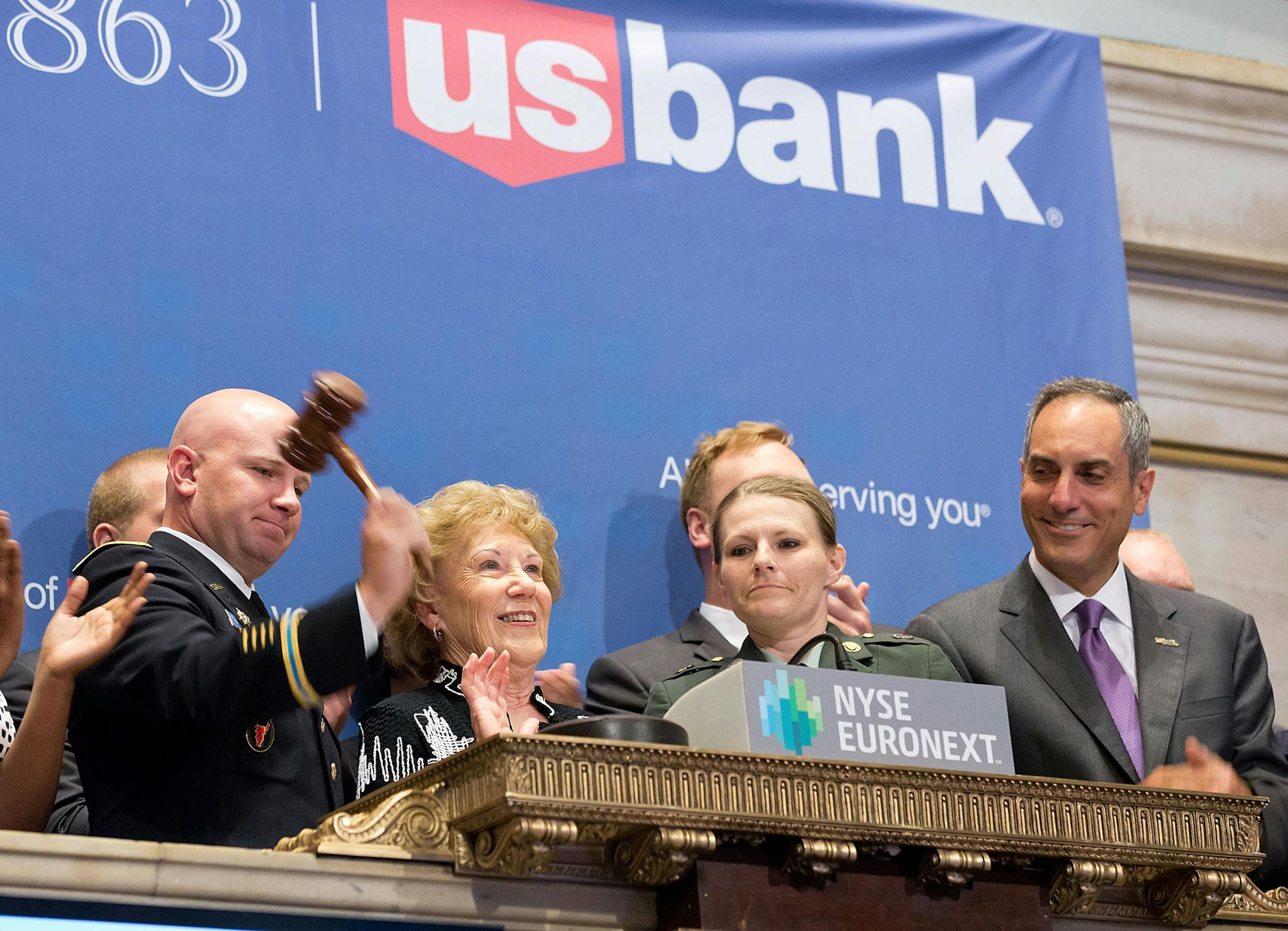 NEW YORK, NY &#x201a;&#xc4;&#xec; JULY 12: U.S. Bancorp Chairman, President and CEO Richard Davis, CFO Andrew Cecere and some of the bank's longest-serving employees ring the closing bell at the New York Stock Exchange on July 12, 2013 in New York City. (Photo by Dario Cantatore/NYSE Euronext)