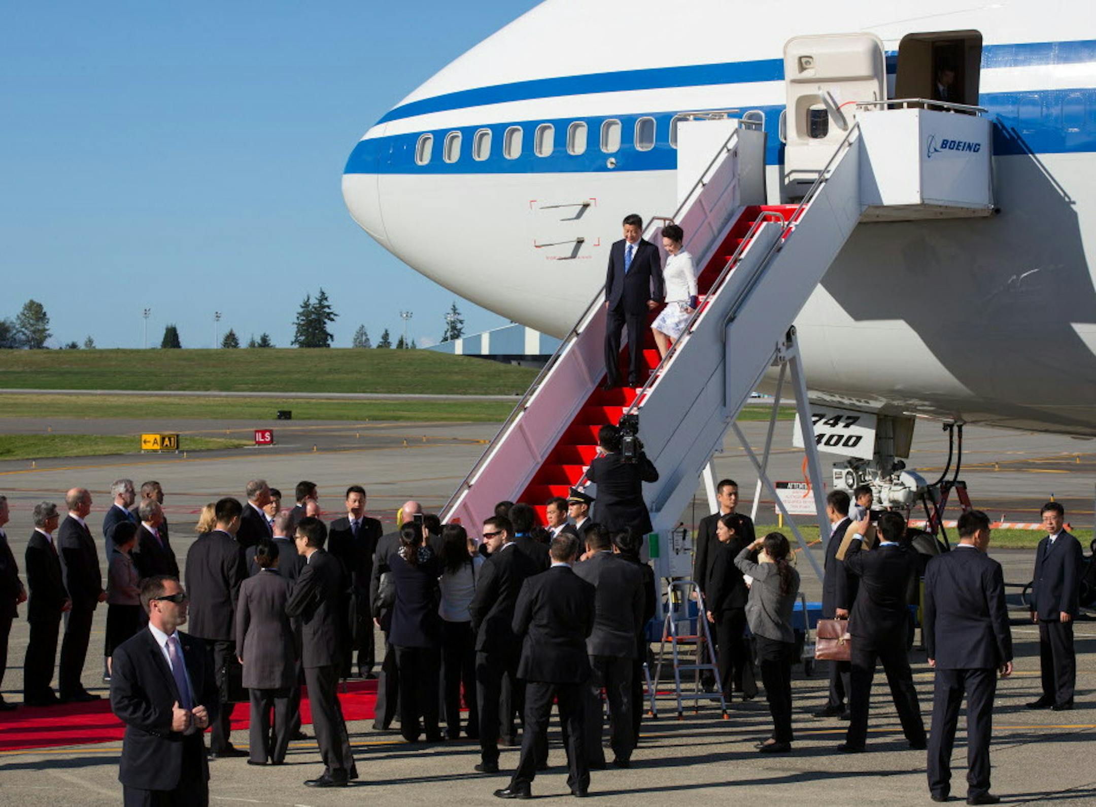 President Xi Jinping and his wife, Peng Liyuan, arrive at Paine Field in Everett, Wash., Sept. 22, 2015. Xi was to address a business dinner here on the first day of a seven-day visit to the United States, one which will include an official state visit to the White House on Friday. (Ruth Fremson/The New York Times)