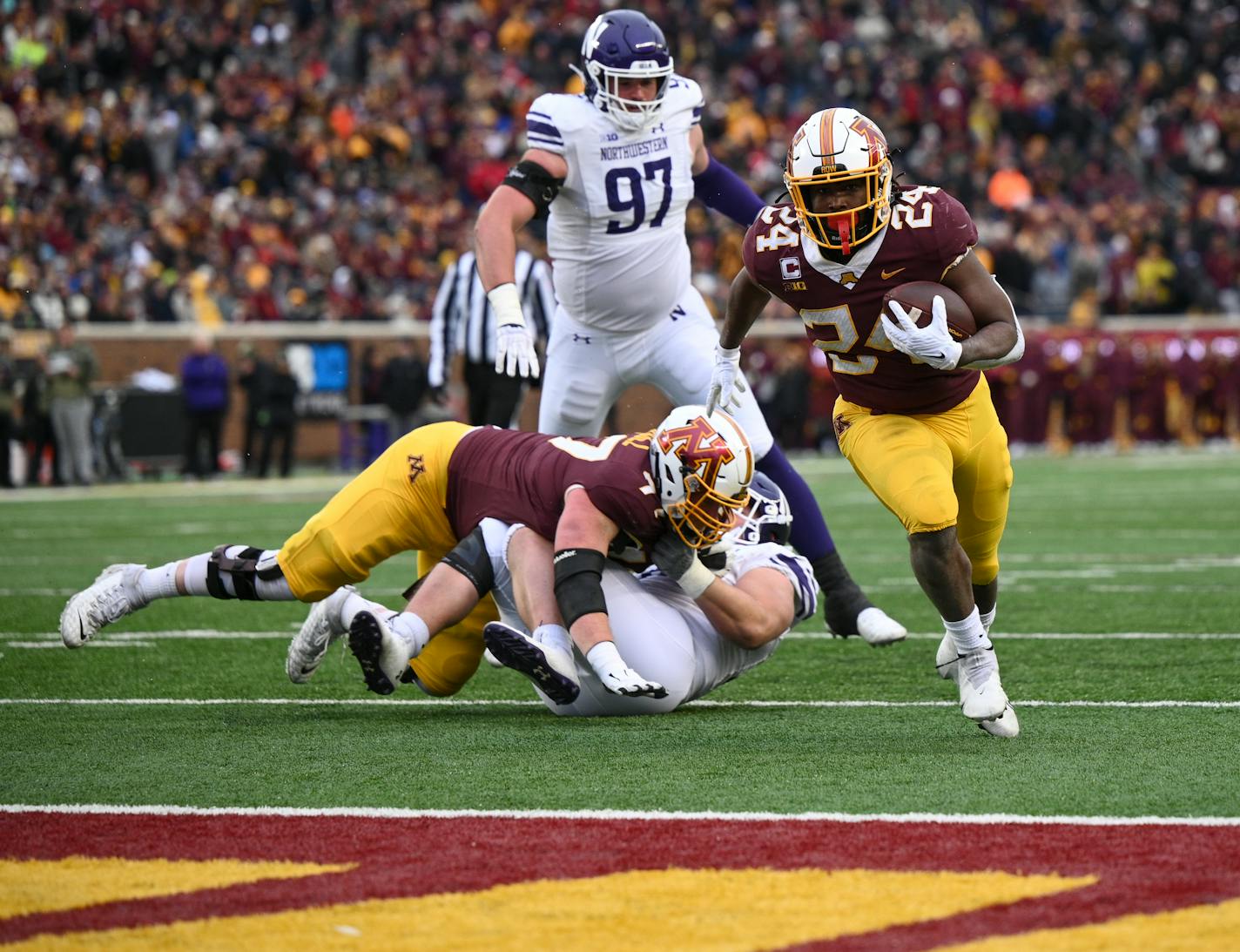 Minnesota Gophers running back Mohamed Ibrahim (24) rushes the ball for a touchdown against the Northwestern Wildcats during the first half Saturday, Nov. 12, 2022 at Huntington Bank Stadium in Minneapolis, Minn.. ] AARON LAVINSKY • aaron.lavinsky@startribune.com