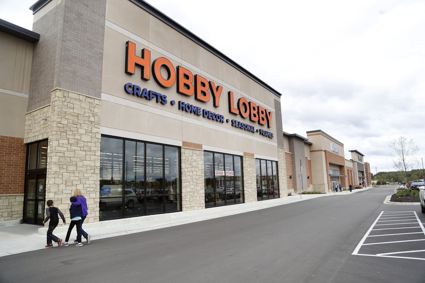 Shoppers entered the New Hobby Lobby at Central Park Commons Wednesday September 28, 2016 in Eagan, MN. ] Jerry Holt / jerry. Holt@Startribune.com