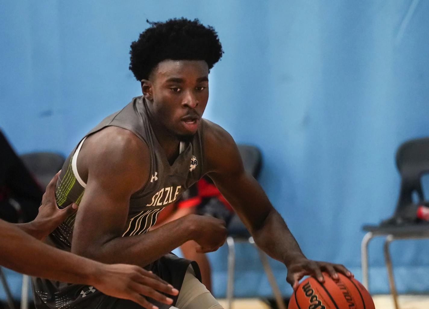 Prince Aligbe (10) played for the Grassroots Sizzle during the Minnesota Showcase tournament in Bloomington, Minn., on Friday, May 21, 2021.