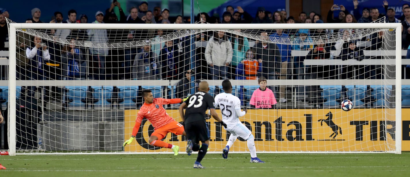 SAN JOSE, CALIFORNIA - MARCH 9: Minnesota United's Darwin Quintero (25) scores on a penalty kick against San Jose Earthquakes' Daniel Vega (17) during the second half of a MLB game at Avaya Stadium in San Jose, Calif., on Saturday, March 9, 2019. (Ray Chavez/Bay Area News Group)