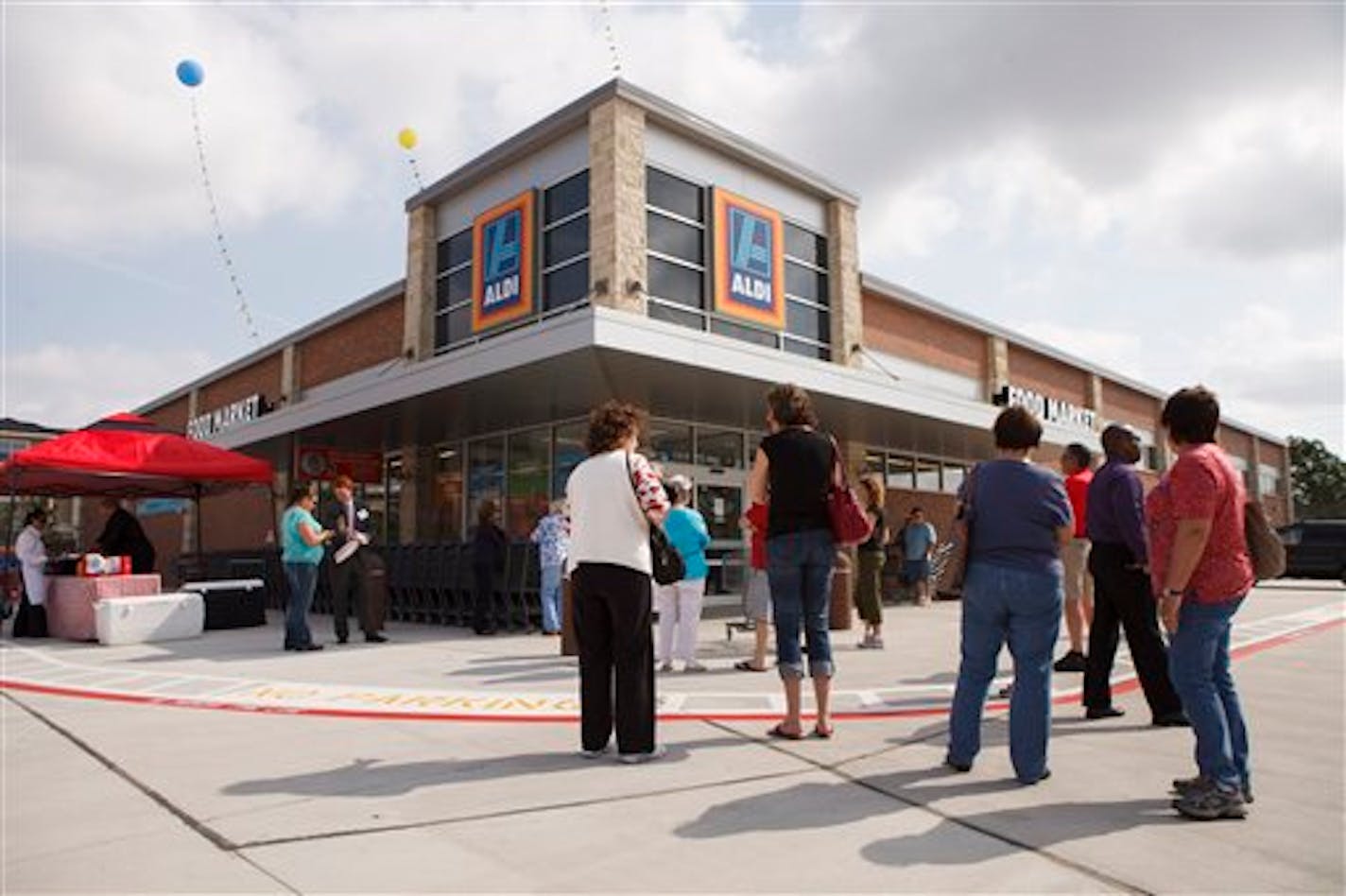 Customers line up before a ribbon cutting and preview of one of nine Aldi grocery stores in the Houston area in 2013.