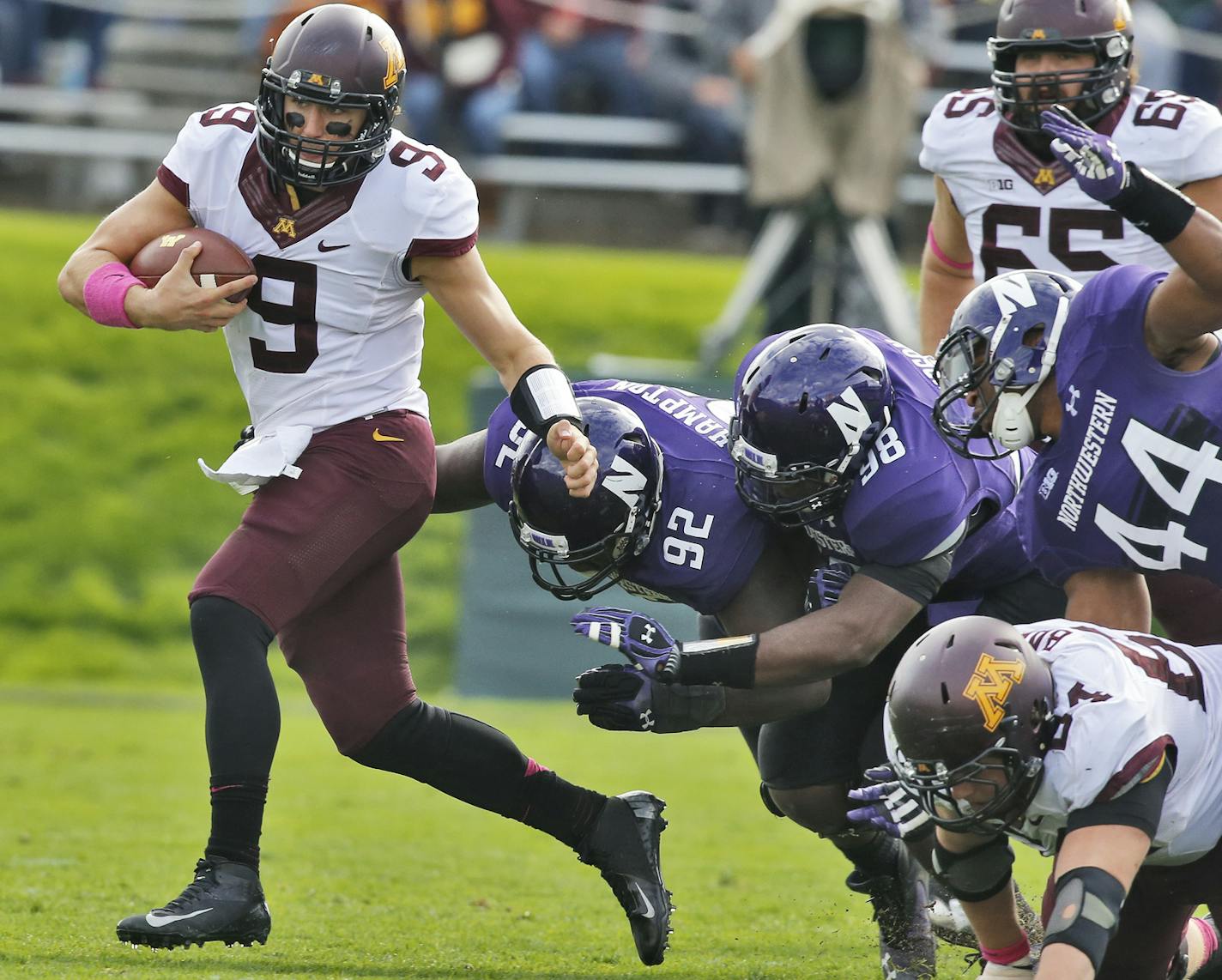 Minnesota Gophers vs. Northwestern Wildcats football. Minnesota won 20-17. Minnesota quarterback Philip Nelson (9) left Wildct tacklers behind on a 2nd half rollout. . (MARLIN LEVISON/STARTRIBUNE(mlevison@startribune.com)