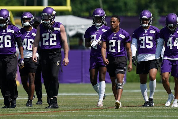 Vikings cornerback Mike Hughes (21) wore a brace on his knee during practice Tuesday.