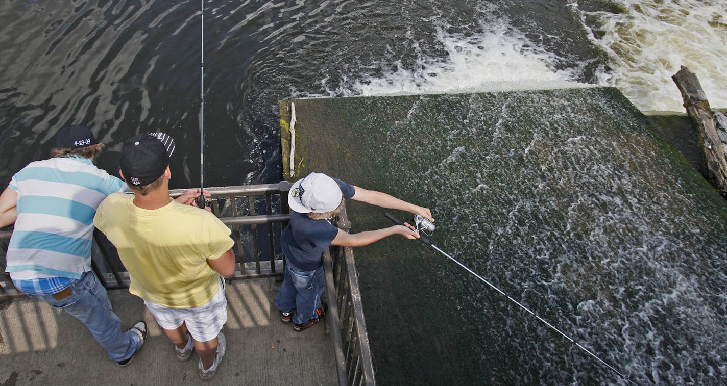 MARLIN LEVISON * mlevison@startribune.com Assign. #20008709A July 8, 2009] GENERAL INFORMATION: Features of heavy usage of the Three Rivers Park system with these photos taken at Coon Rapids Dam Regional Park which is part of the Three Rivers system. IN THIS PHOTO: Bikers and fishermen on the pedestrian bridge passing over the dam.