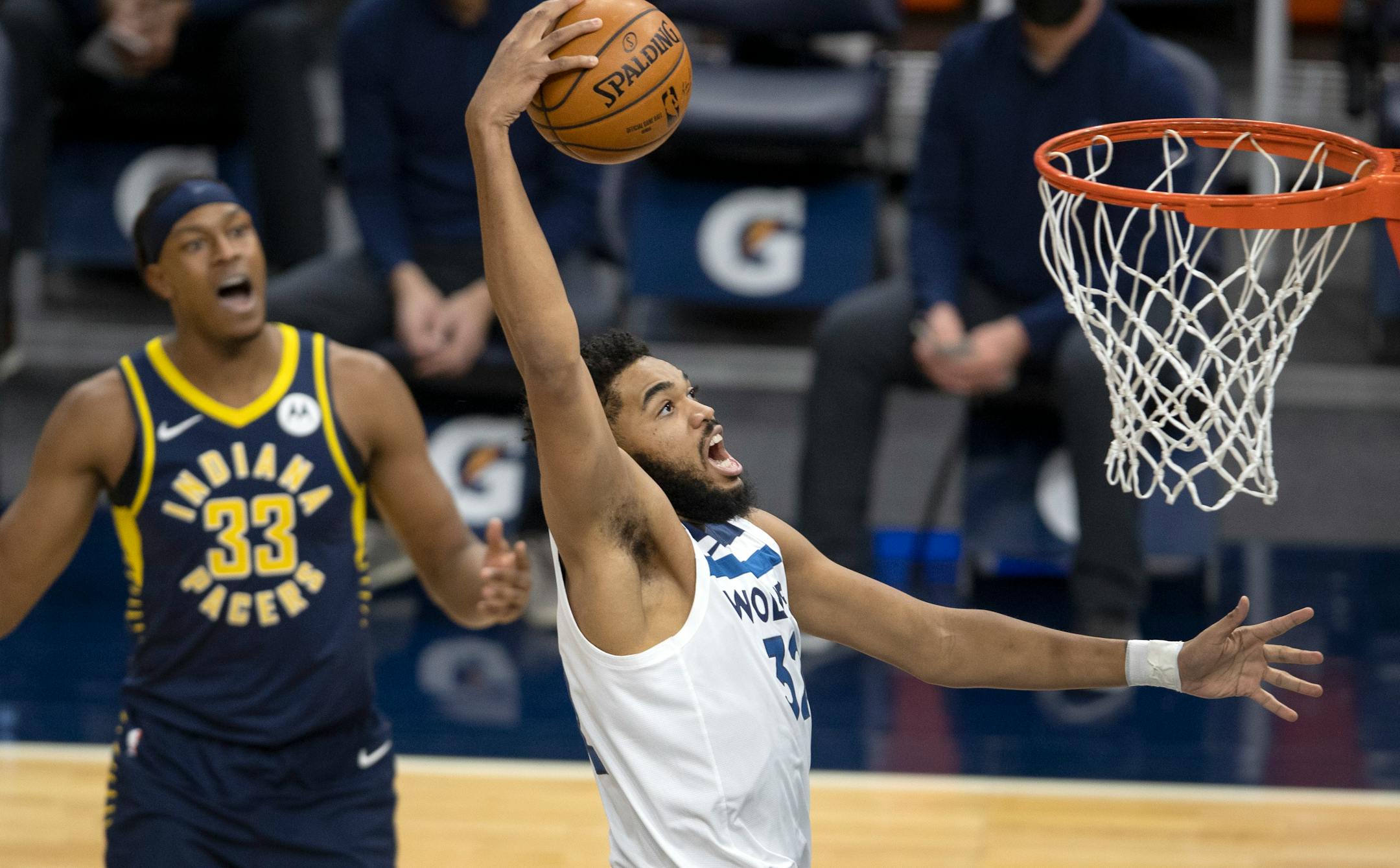 Minnesota Timberwolves Karl-Anthony Towns (32) dunked the ball in the first quarter.
