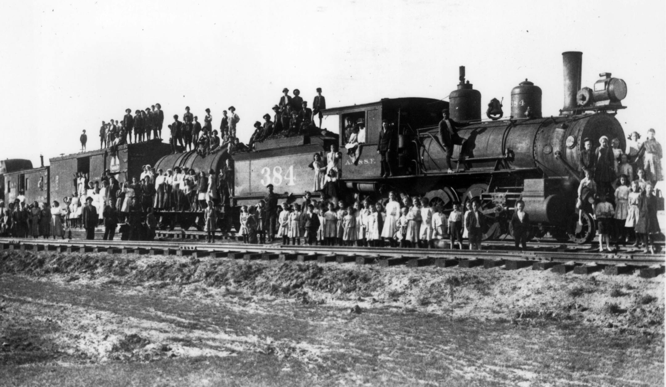 Photo of an orphan train during a stop in about 1900.