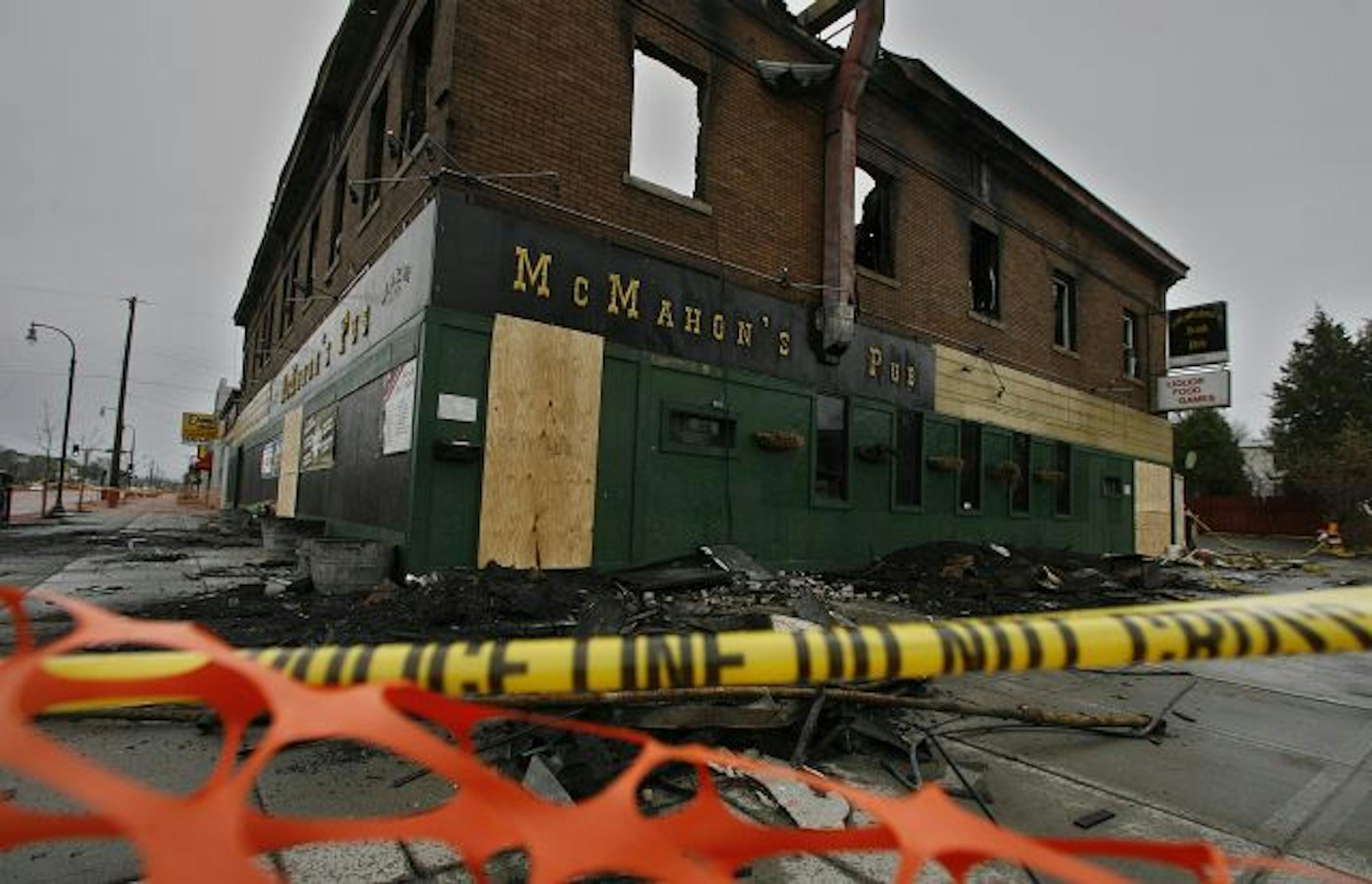 JIM GEHRZ � jgehrz@startribune.comMinneapolis/April 6, 2010/11:00 AMPolice tape keeps unauthorized persons away from the scene of a fatal fire in the building that housed McMahon�s Pub and some apartments at 3001 E. Lake St. in Minneapolis.