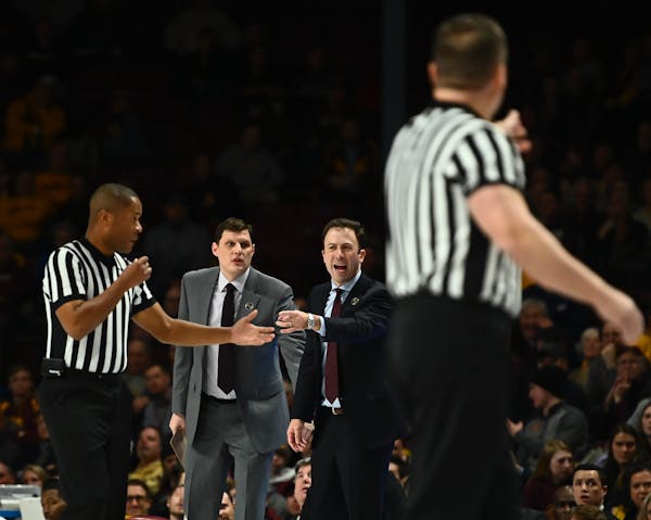 Minnesota Golden Gophers head coach Richard Pitino argued against an offensive foul call in the first half against the Illinois Fighting Illini. ] Aar