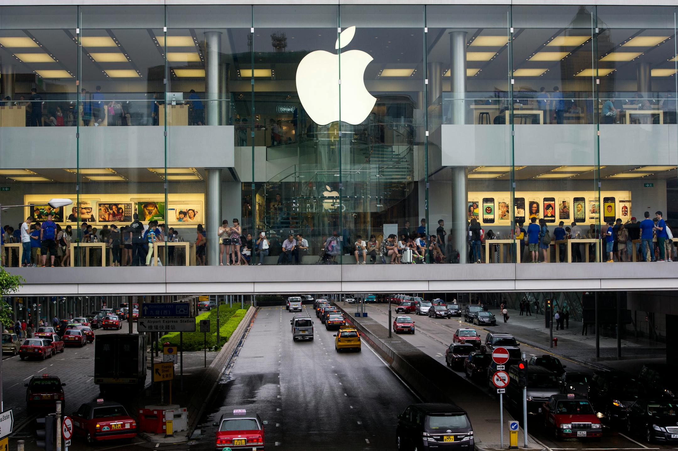 Customers shop at an Apple Inc. store in Hong Kong, China, on Tuesday, July 16, 2013, on Tuesday, July 16, 2013. Apple Inc., is expected to release earnings figures on July 23. Photographer: David Paul Morris/Bloomberg