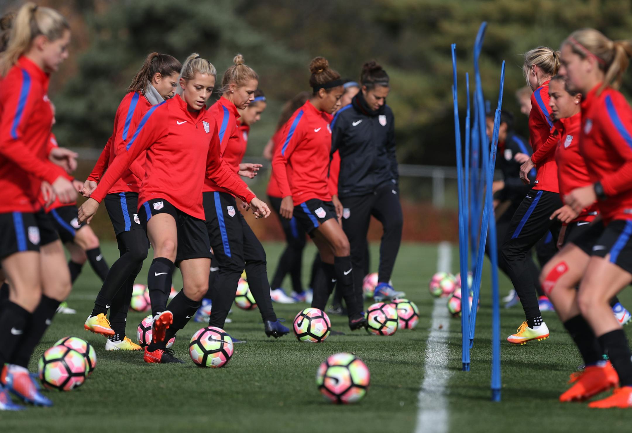 Abby Dahlkemper drilled with teammates at Elizabeth Lyle Robbie Stadium in advance of their match this weekend at U.S. Bank Stadium.