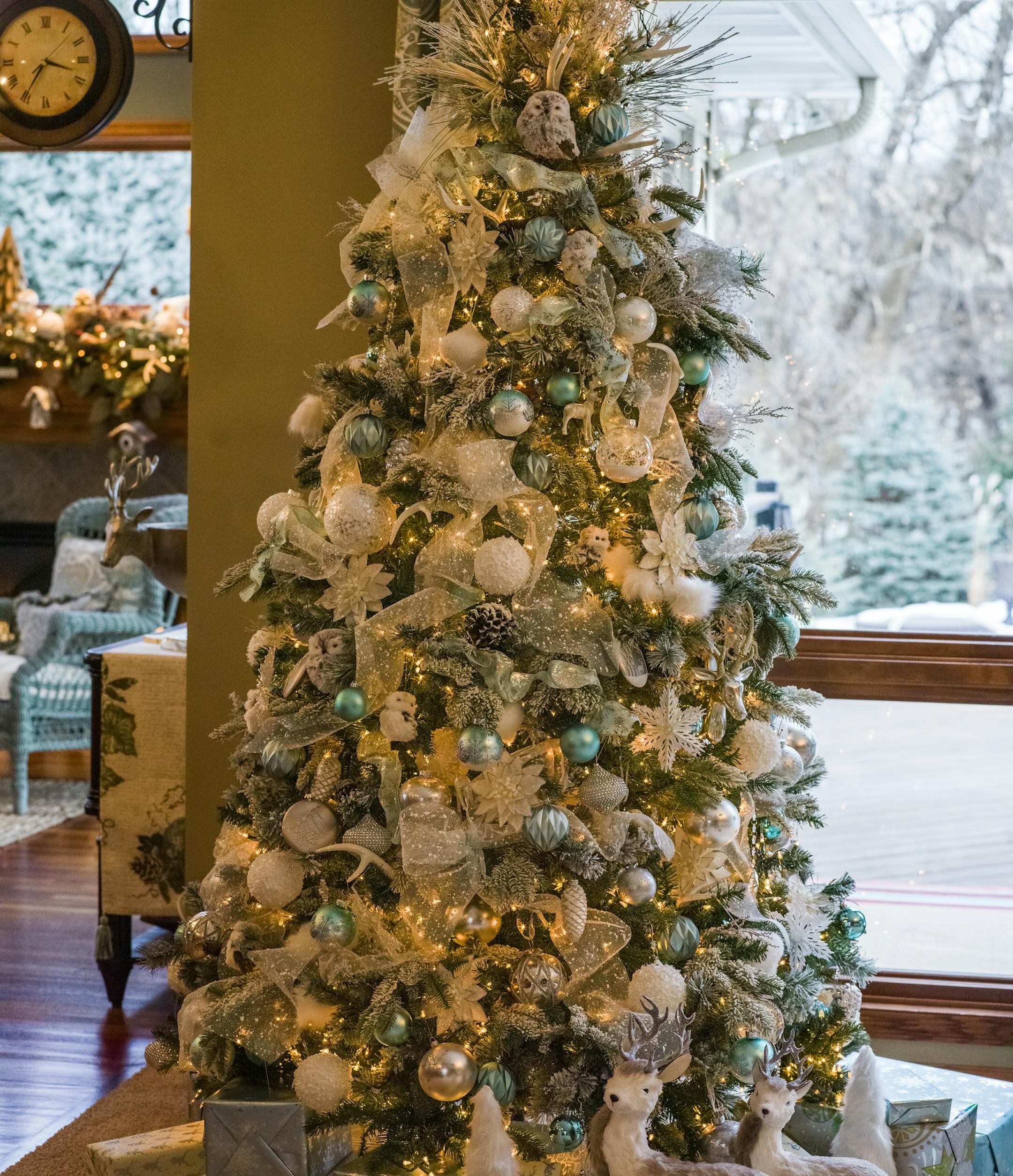 Glenda Nelson and Kate Steinkopf, right have been collaborating on Christmas decorations for the past 12 years. It has become an annual ritual. ] RICHARD TSONG-TAATARII ï richard.tsong-taatarii@startribune.com