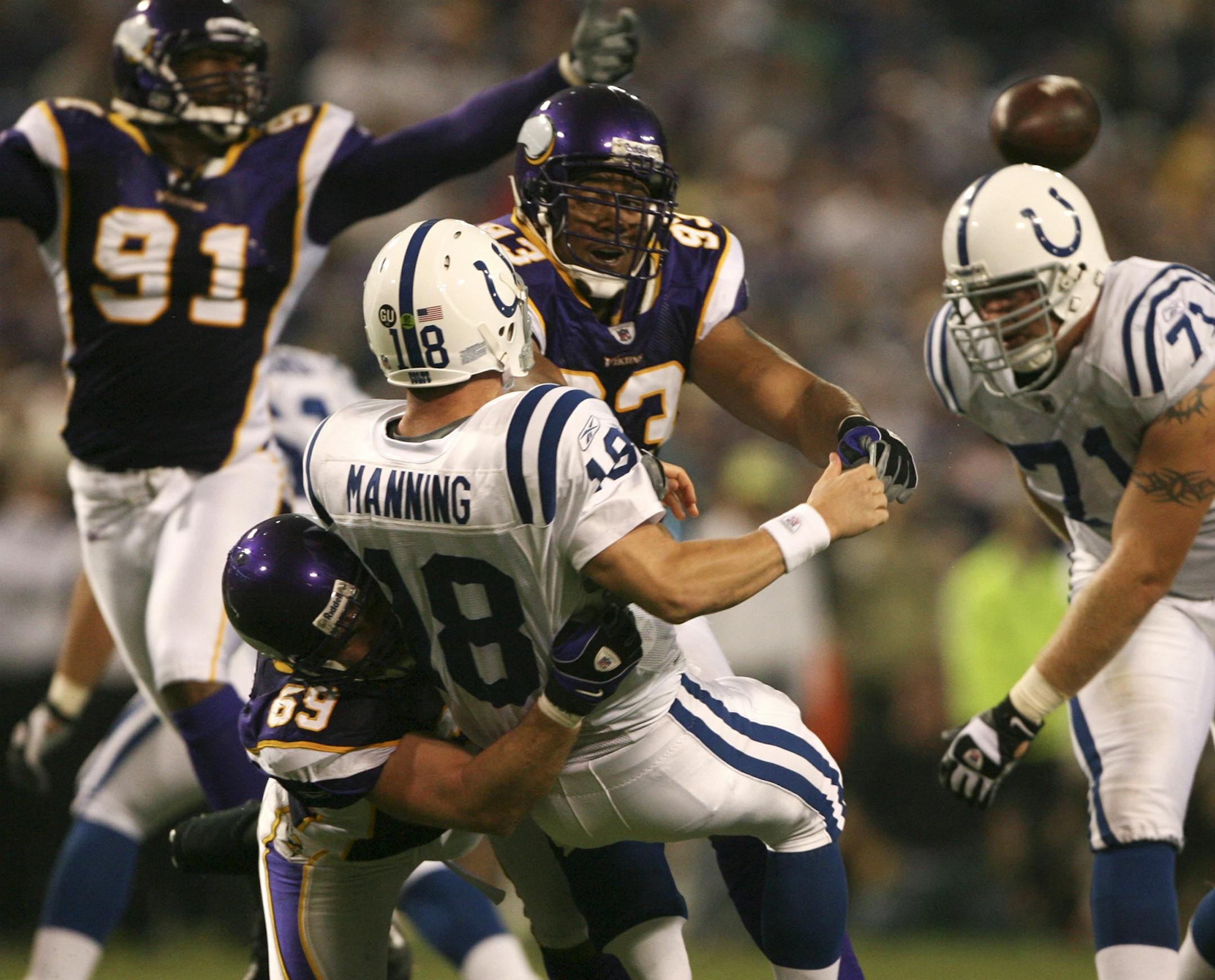 JERRY HOLT ïjgholt@startribune.com Colts @ Vikings---} Vikings Jared Allen left and Kevin Williams put pressure on Colts quarterback Peyton Manning forceing an incomplete pass in the 2nd quarter.